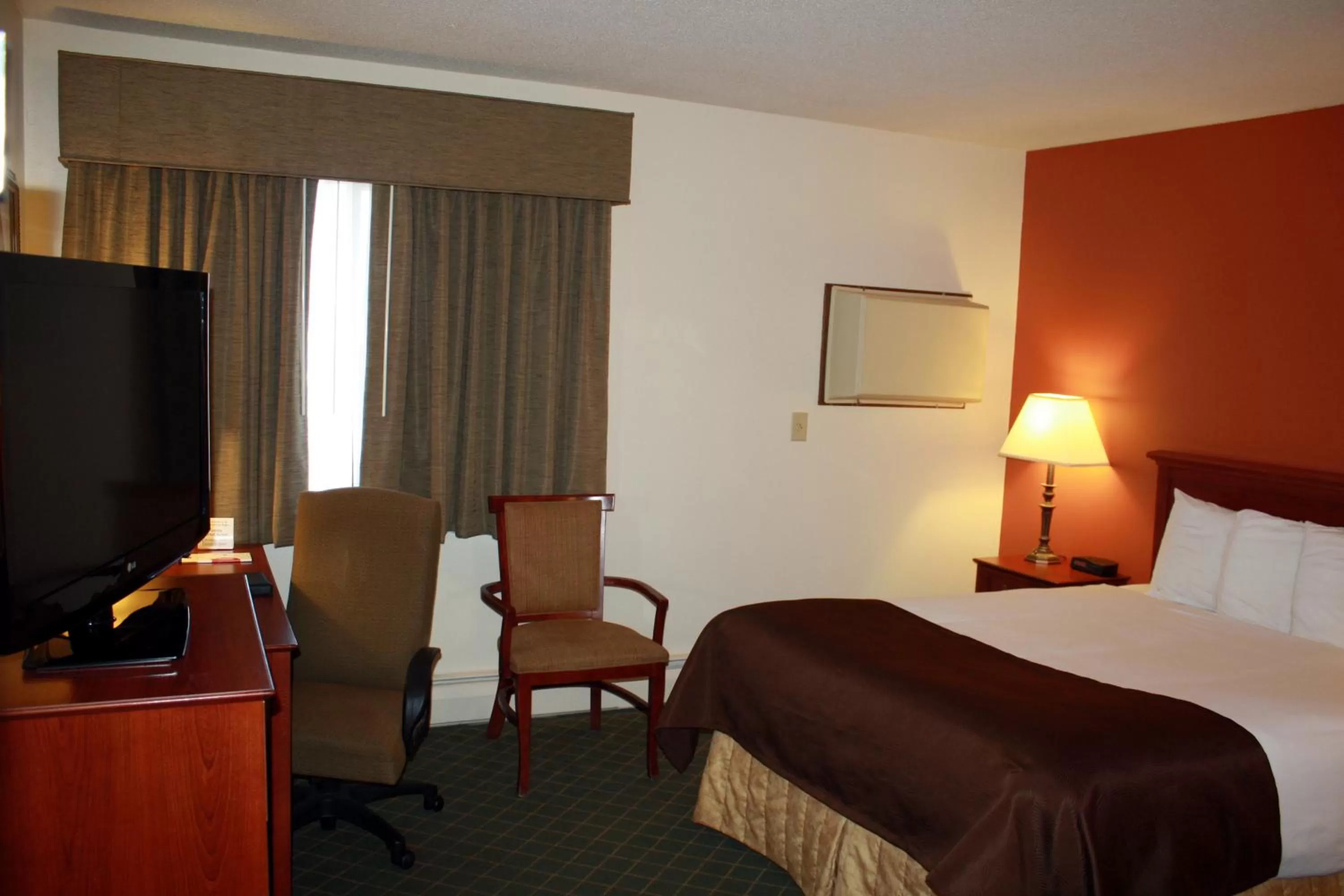 Bedroom, TV/Entertainment Center in AmericInn by Wyndham Rogers