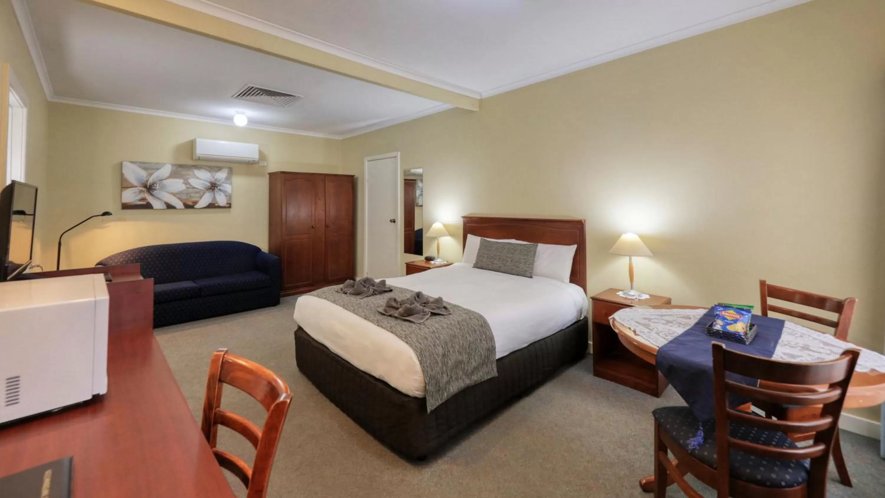 minibar, Bed in Oasis Motor Inn