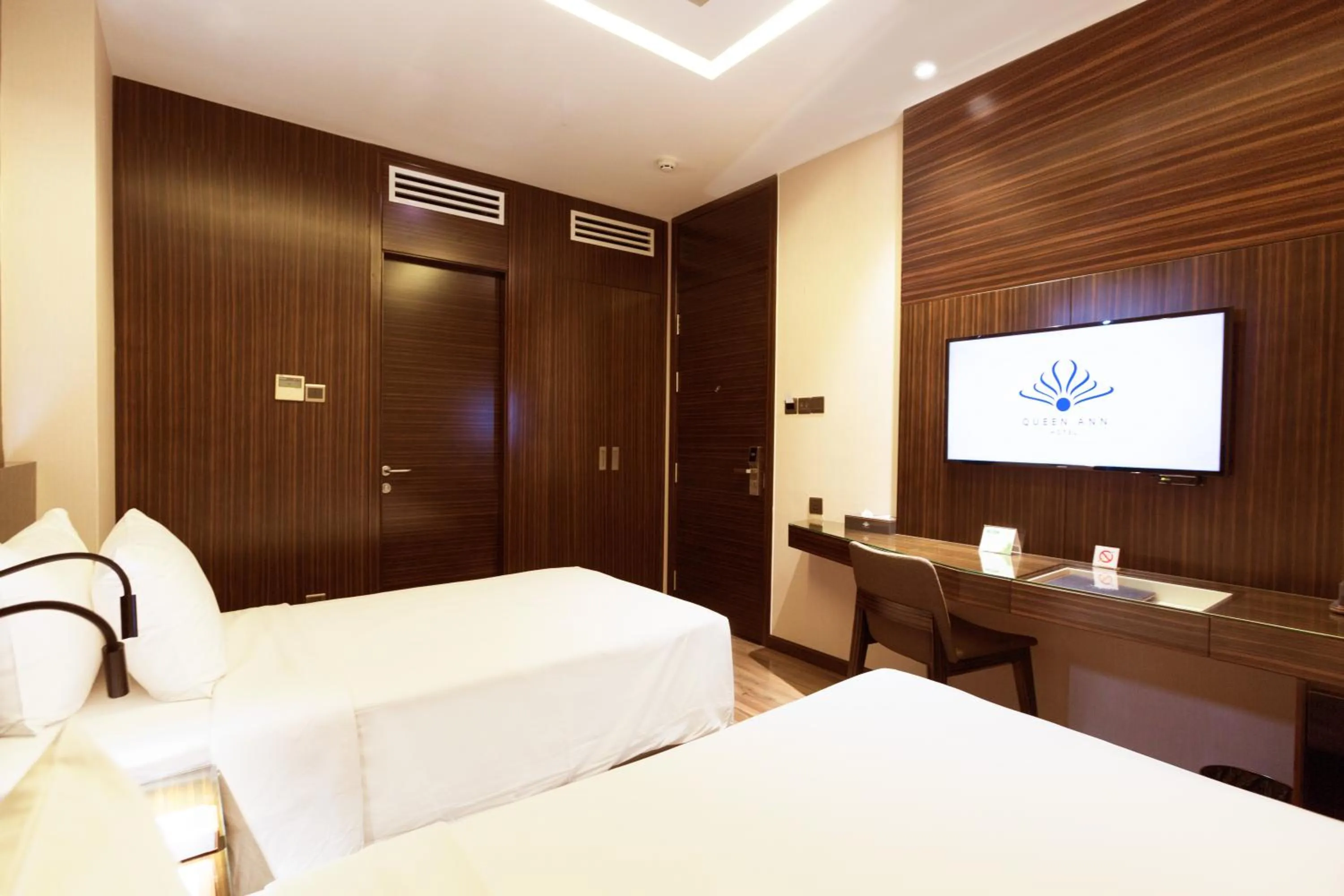 Photo of the whole room, Bed in Queen Ann Hotel