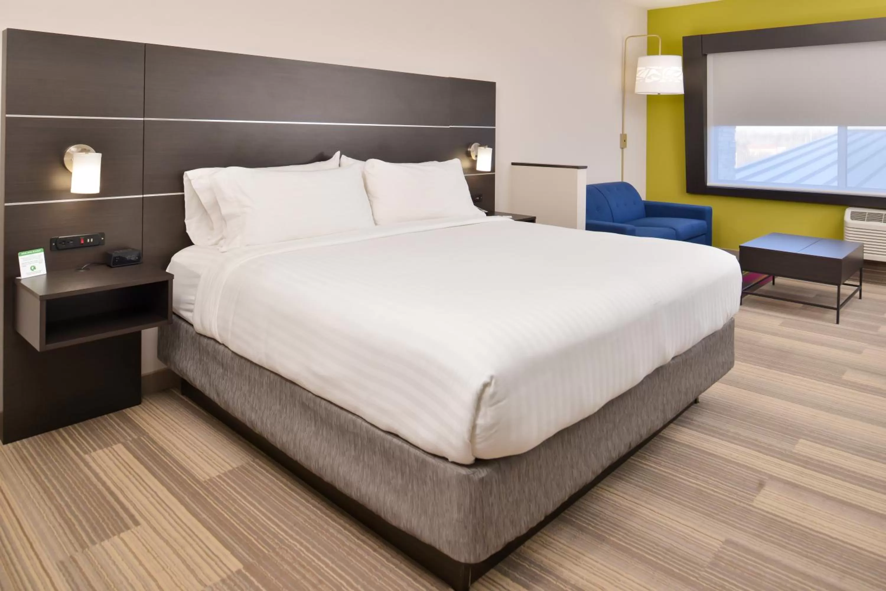 Bedroom, Bed in Holiday Inn Express & Suites - Kansas City - Lee's Summit by IHG