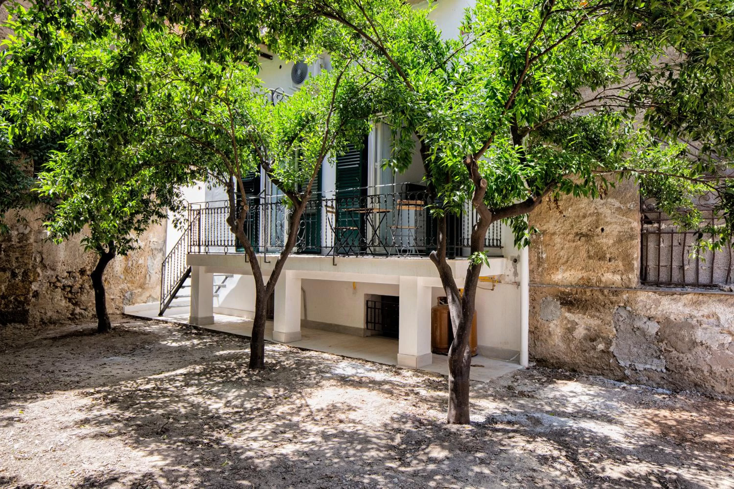 Property Building in GARDEN HOUSE: APARTMENTS AND ROOMS FOR HOLIDAYS