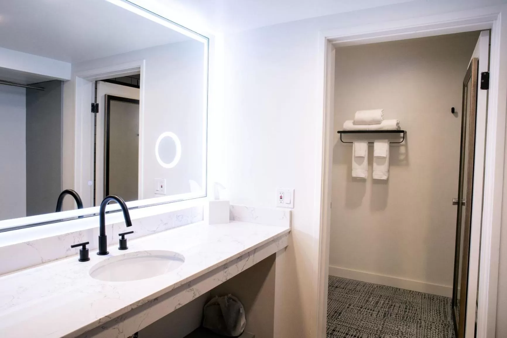 Vinland Hotel and Lounge