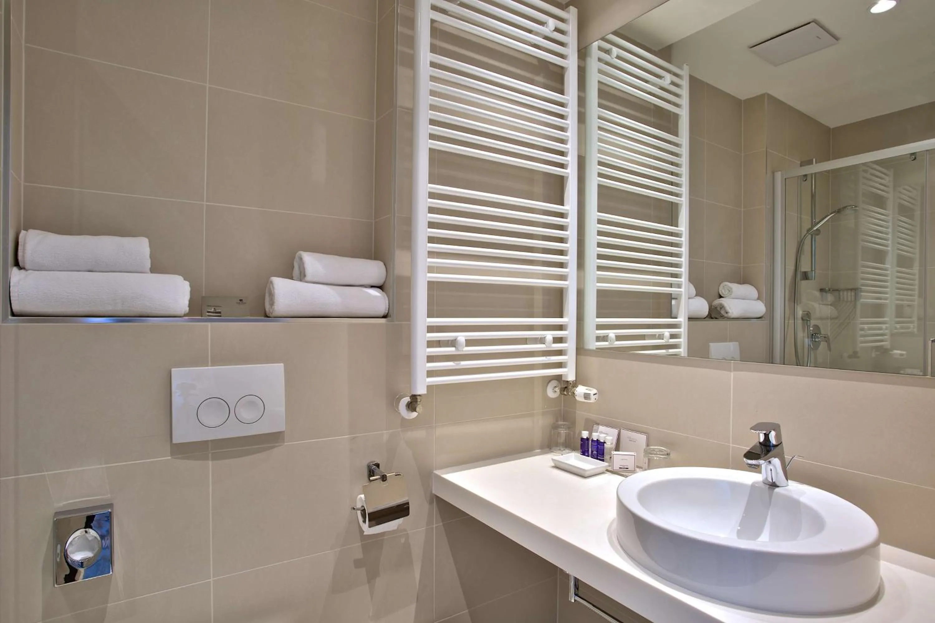 Toilet in Park Plaza Belvedere Medulin