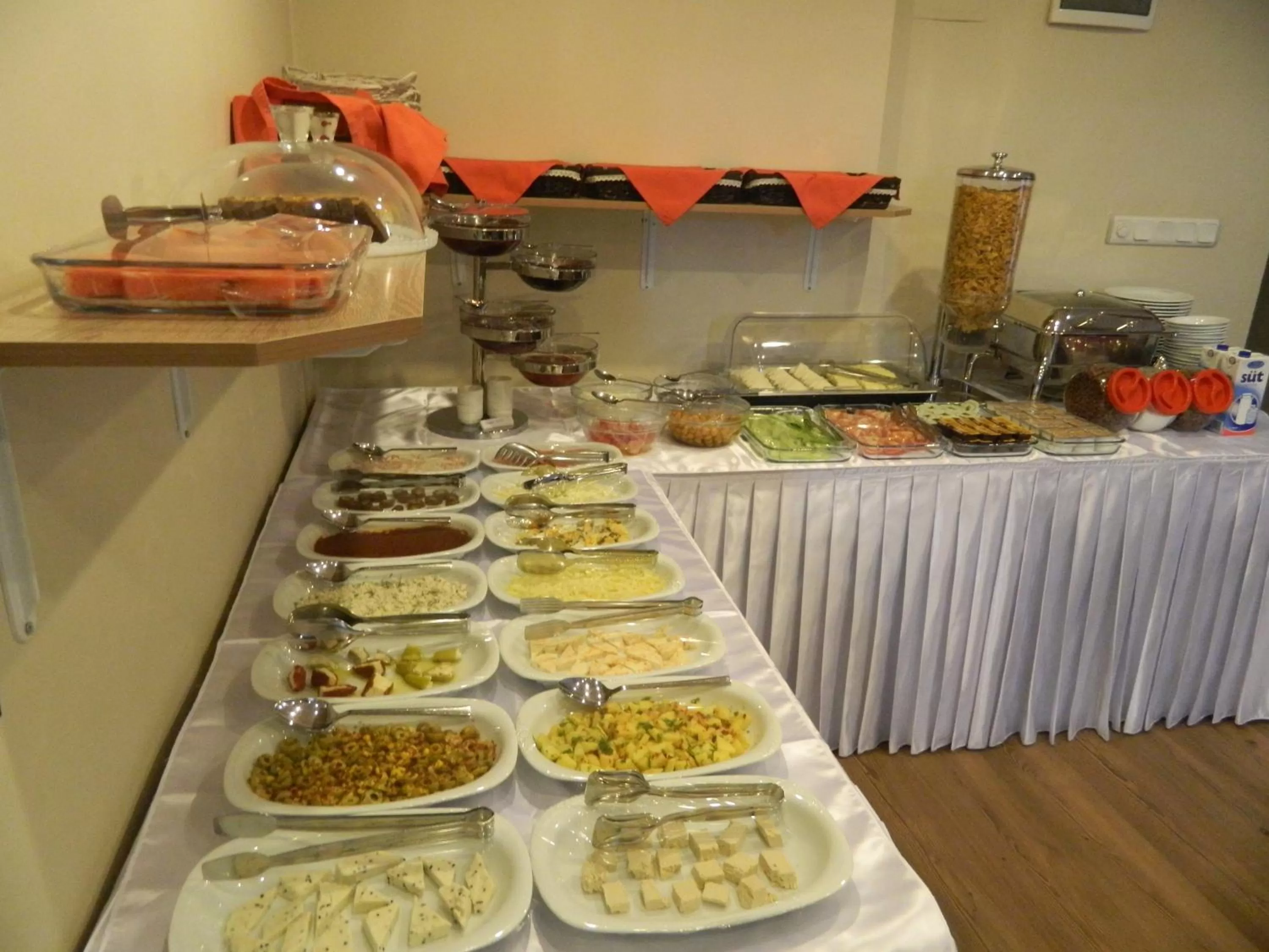 Breakfast in Hotel Crowded House