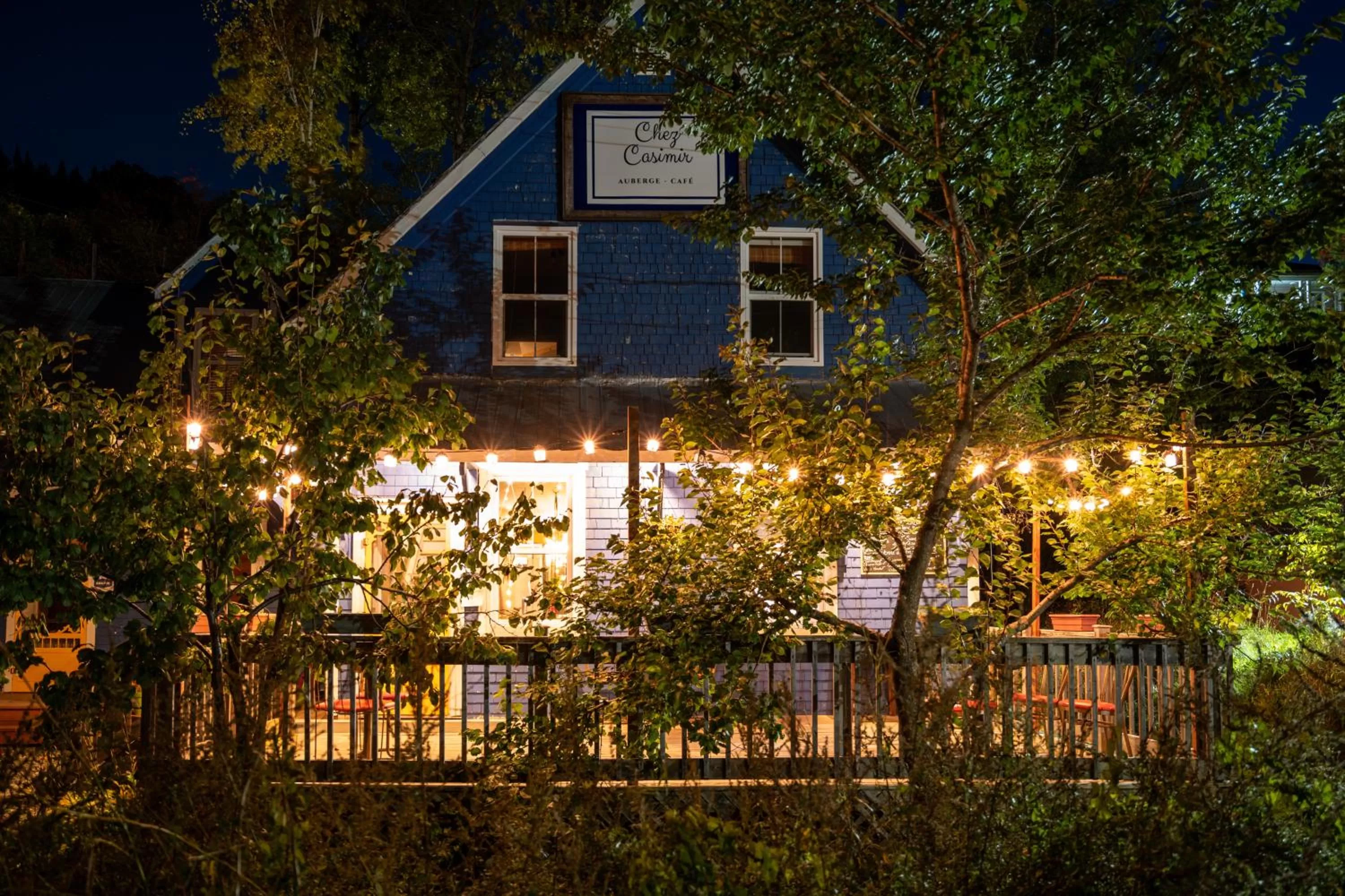 Night, Property Building in Chez Casimir