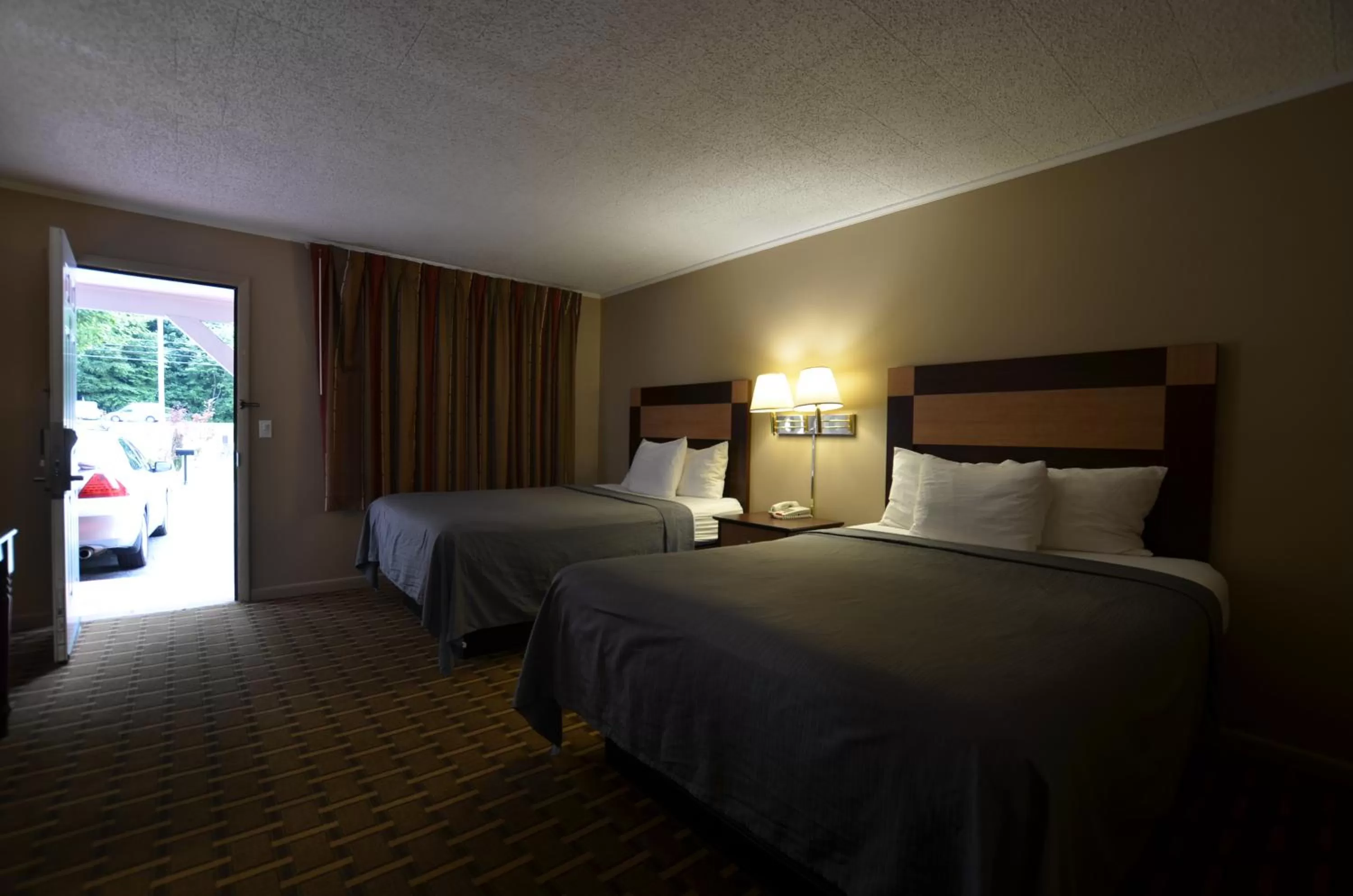 Bedroom, Bed in Travelowes Motel - Maggie Valley