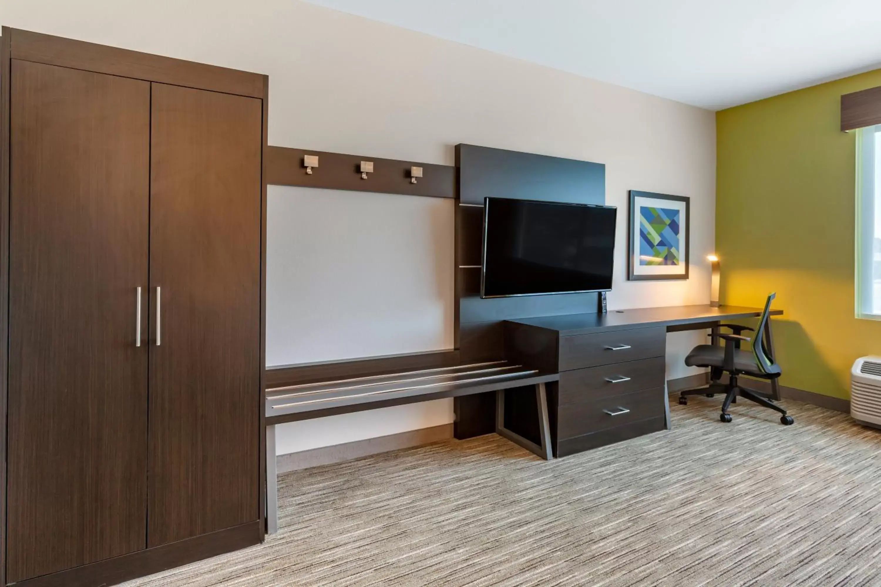 Deluxe King Room - Hearing Accessible in Holiday Inn Express & Suites - Phoenix Dwtn - State Capitol by IHG Deluxe King Room - Hearing Accessible in Holiday Inn Express & Suites - Phoenix Dwtn - State Capitol by IHG
