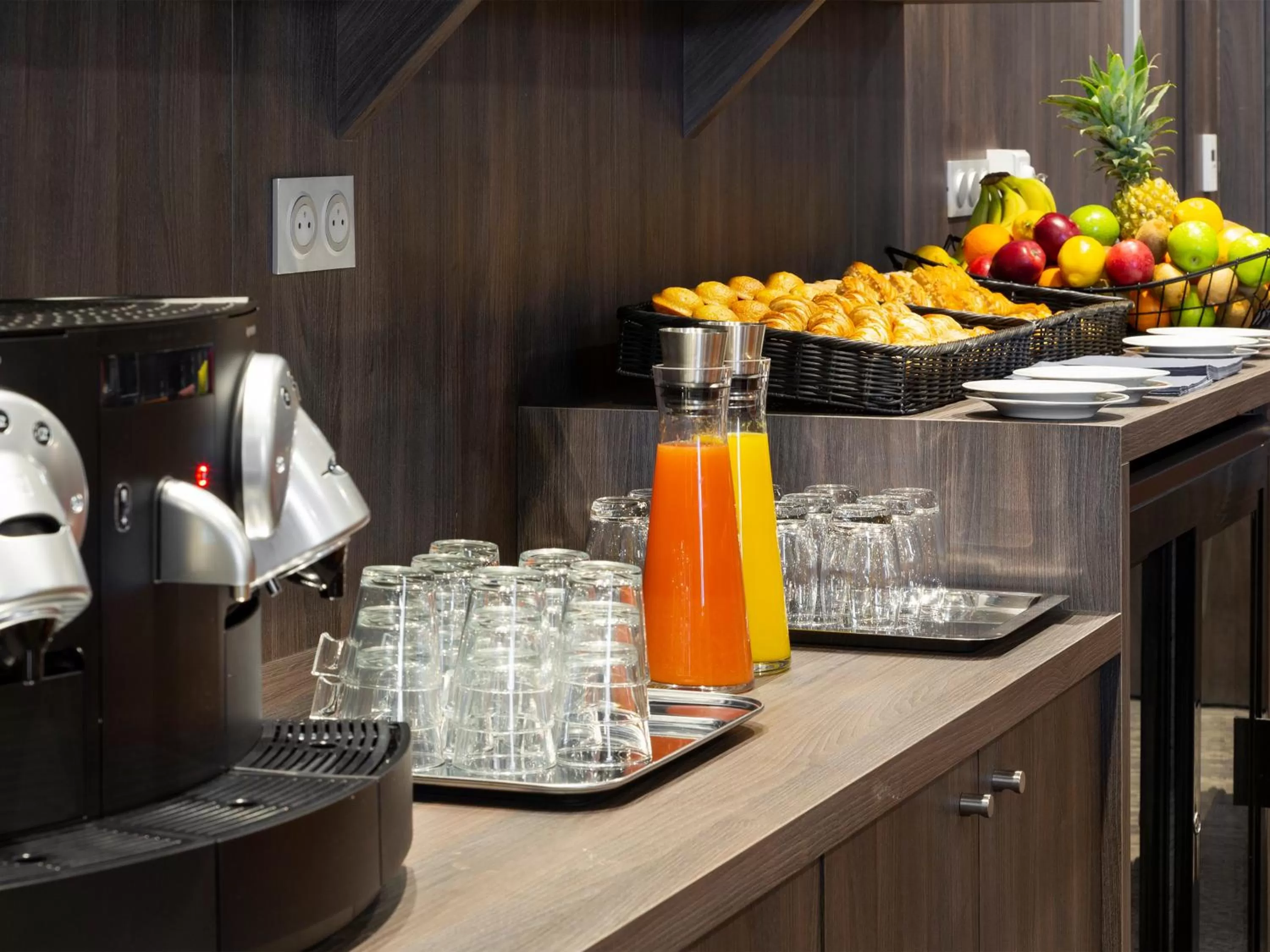 Coffee/tea facilities in Hôtel Roi Soleil Prestige Plaisir - St Quentin