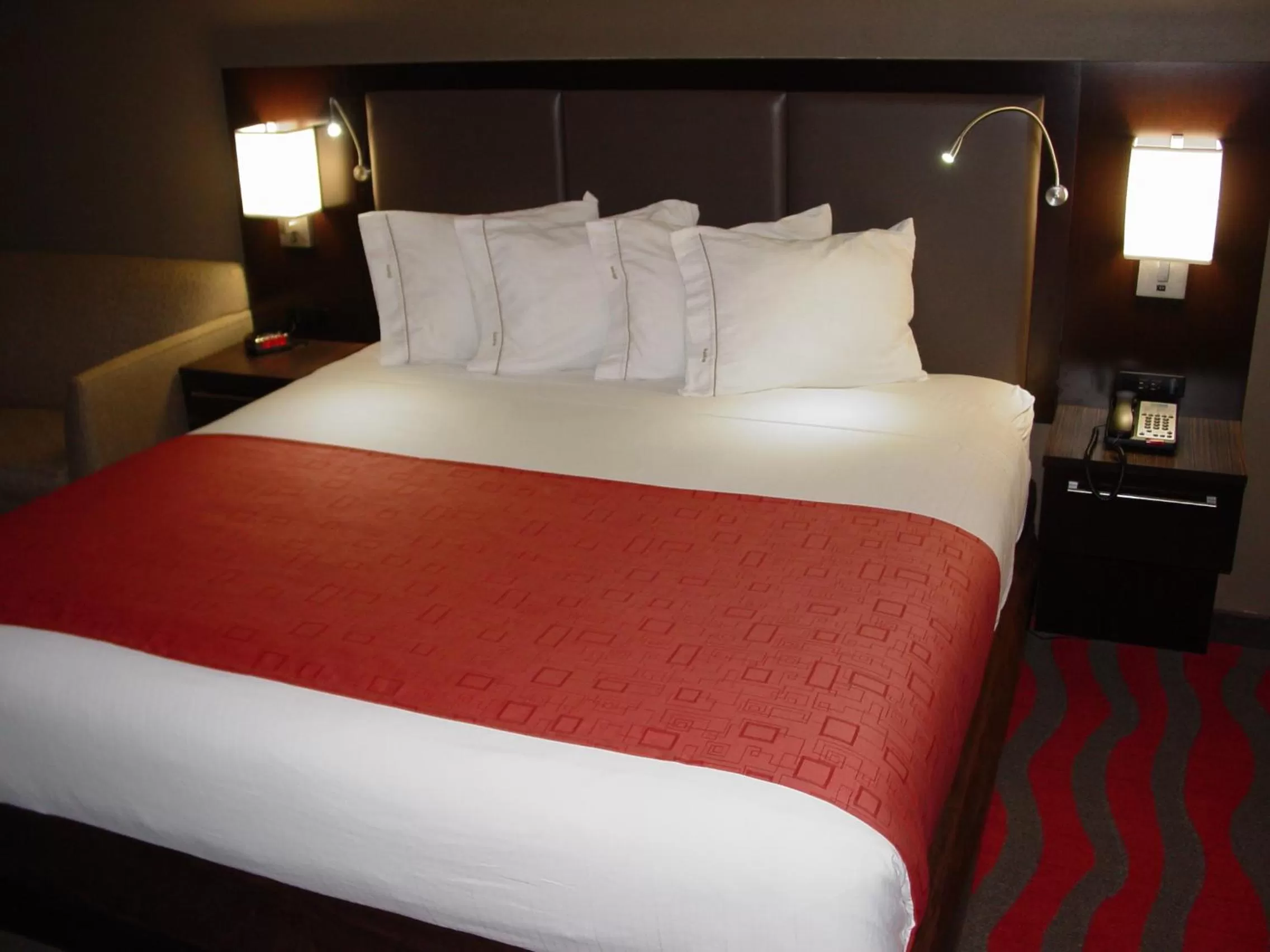 Bed in Holiday Inn Express Hotels & Suites Rockingham West by IHG