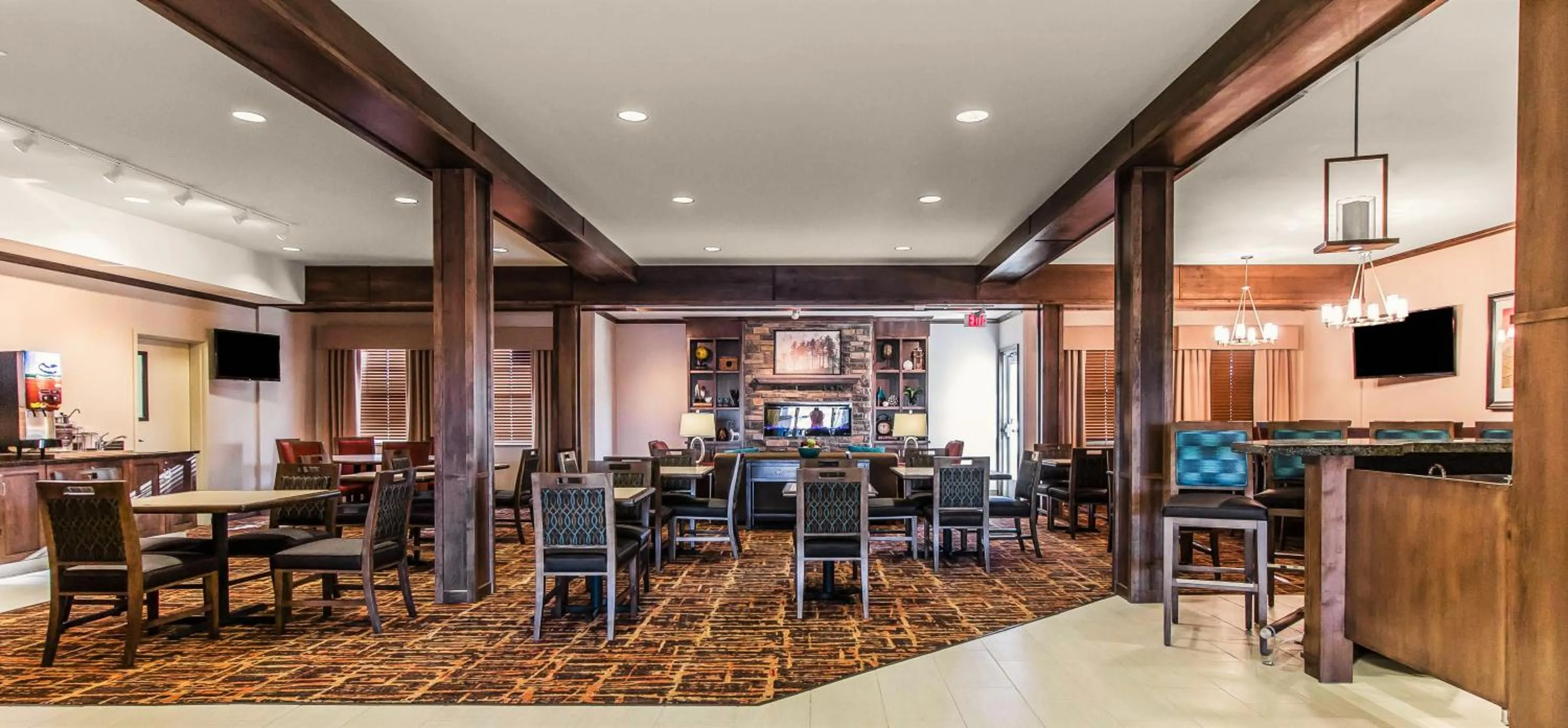 Lounge or bar in MainStay Suites Watford City - Event Center
