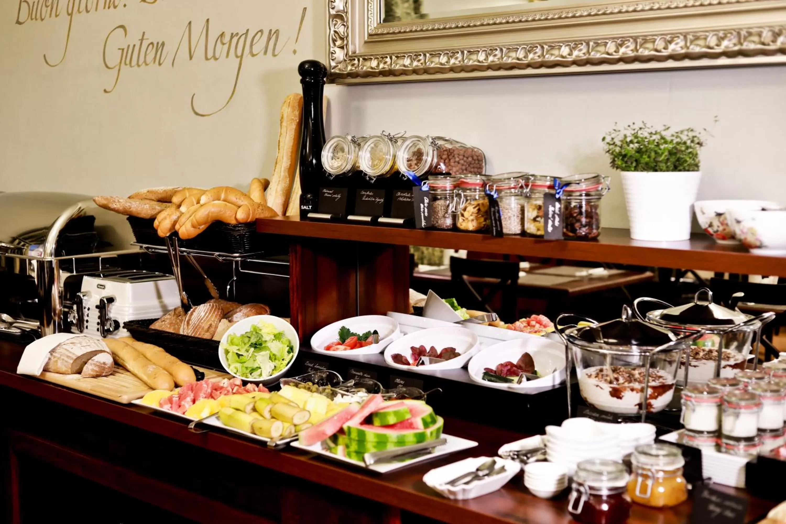 Restaurant/places to eat in Hotel Julian