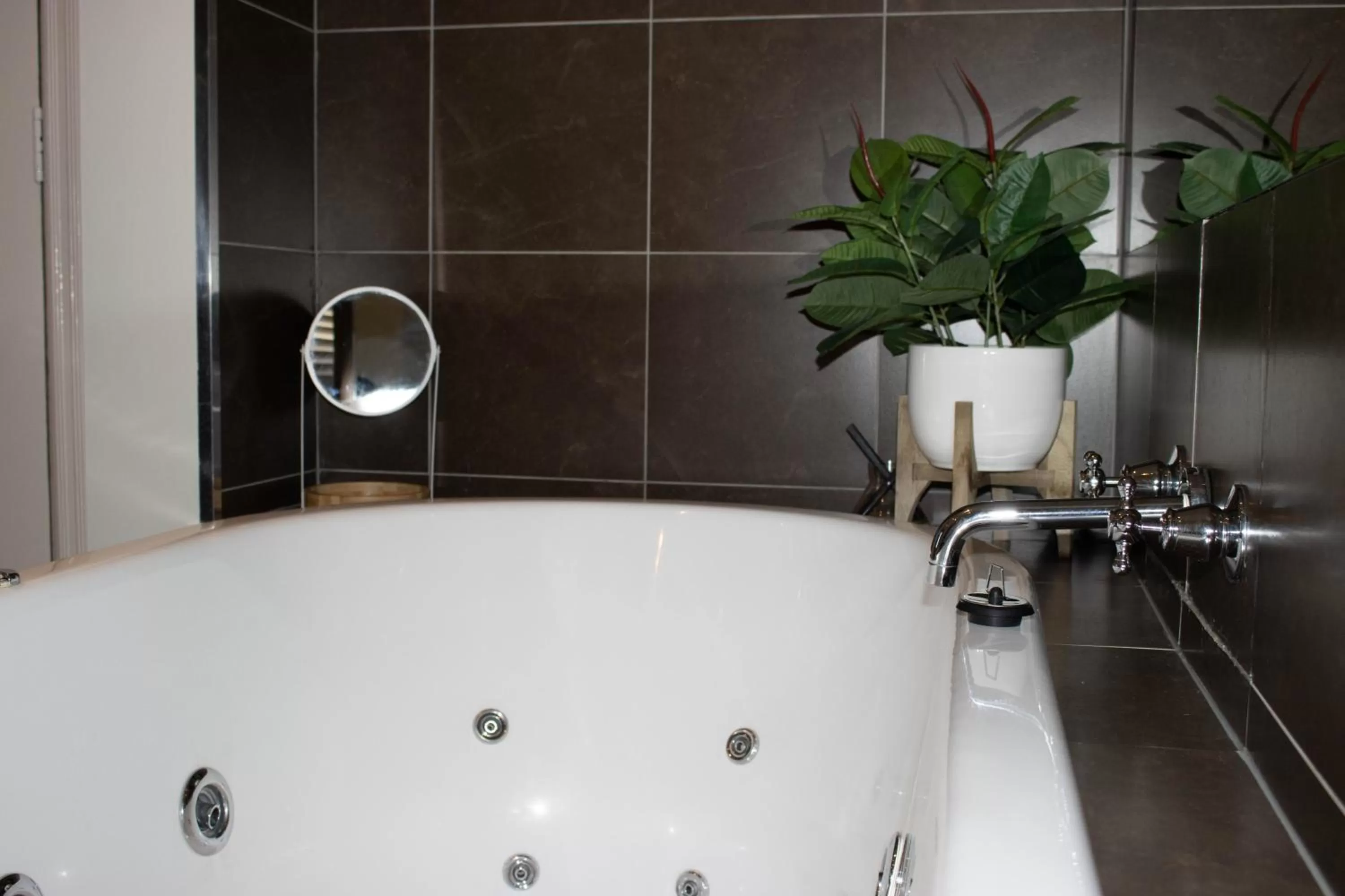 Bath in Oscars Hotel and Cafe Bar