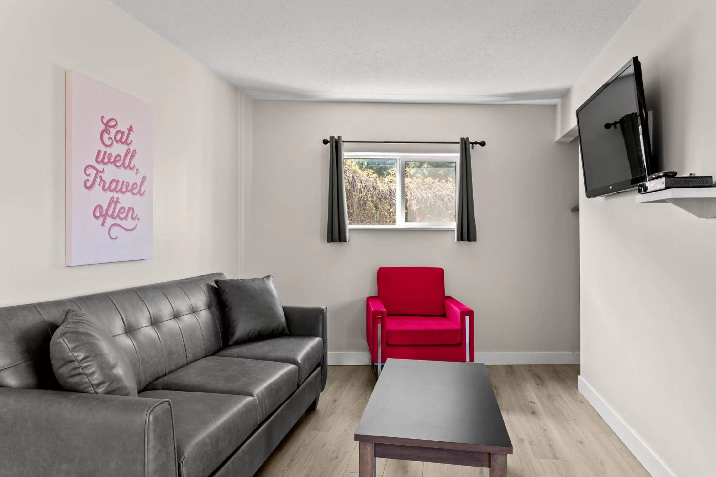 Communal lounge/ TV room in The Vista Inn