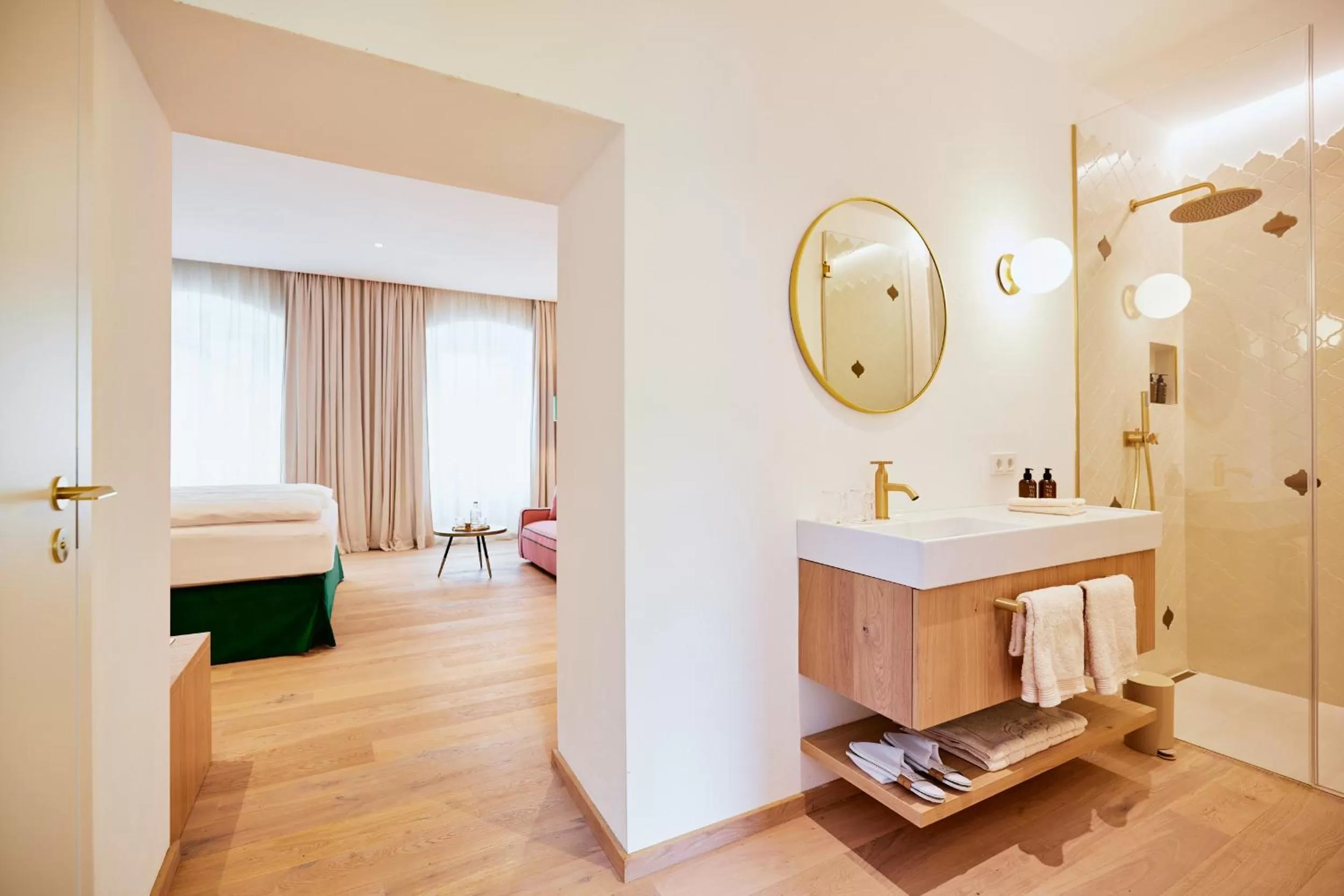 Bathroom, Bed in Boutiquehotel Zum Goldenen Hirschen
