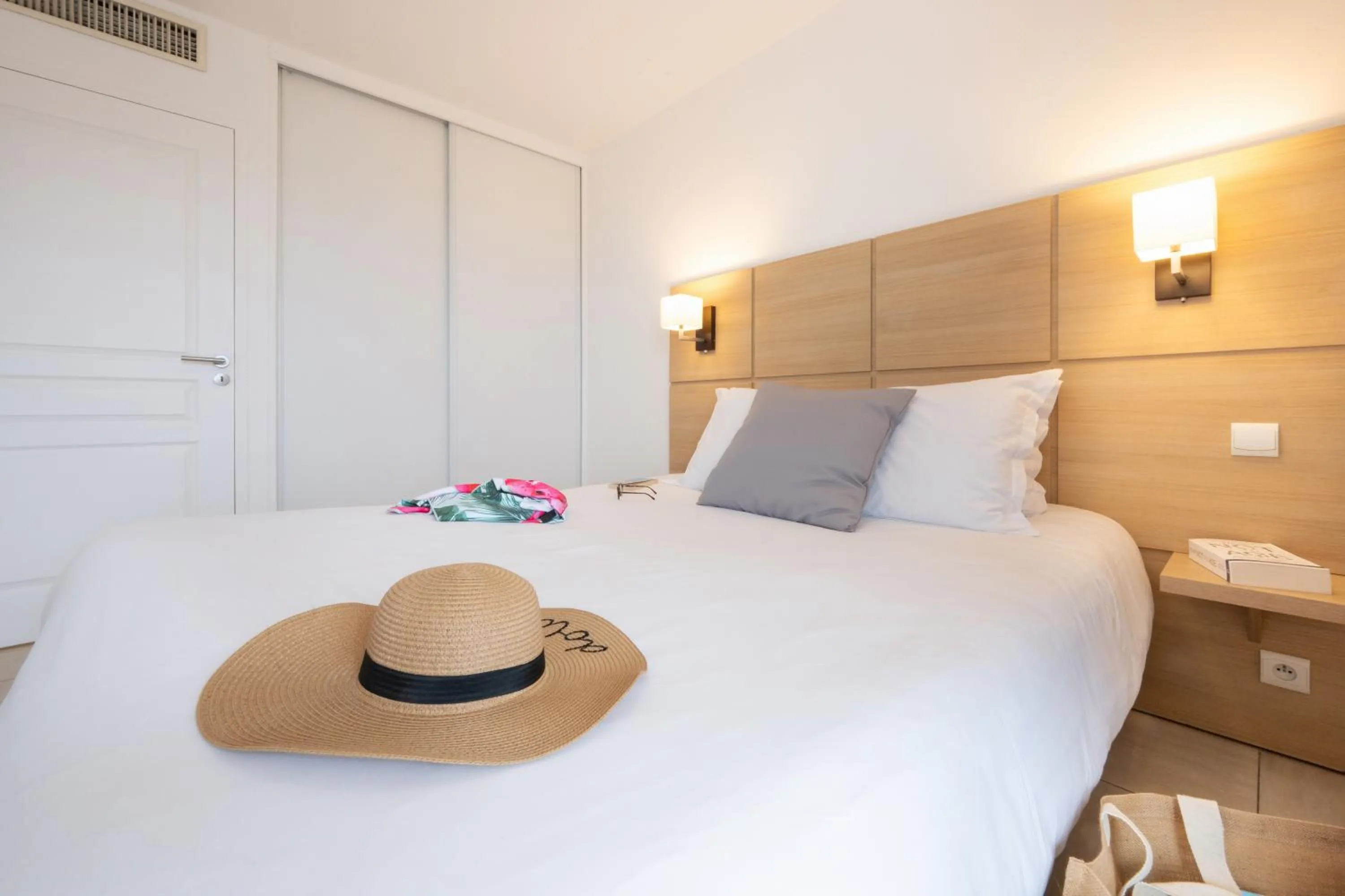 Bedroom, Bed in Nemea Appart Hotel Le Lido Cagnes sur Mer