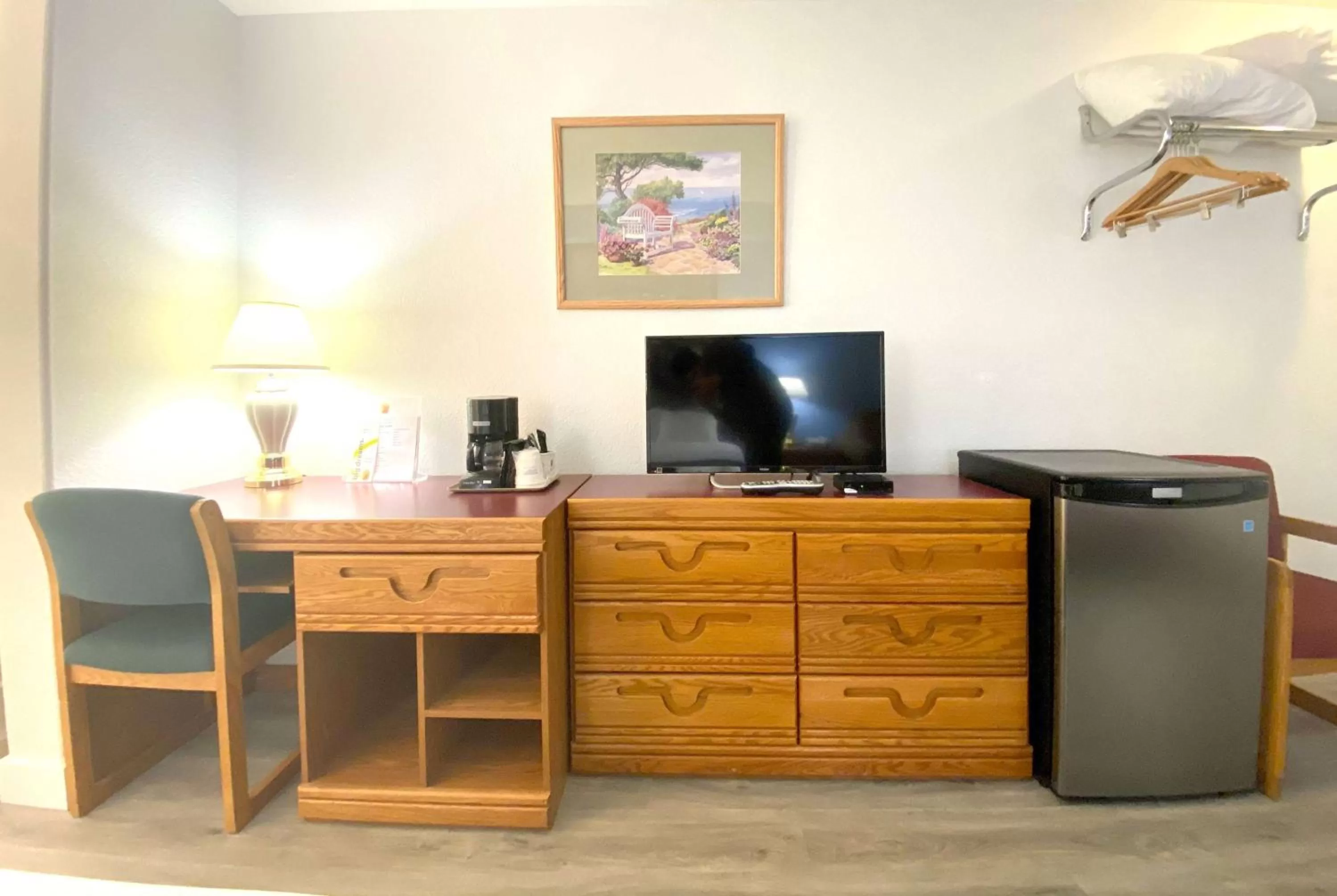 Photo of the whole room in Super 8 by Wyndham Sicamous