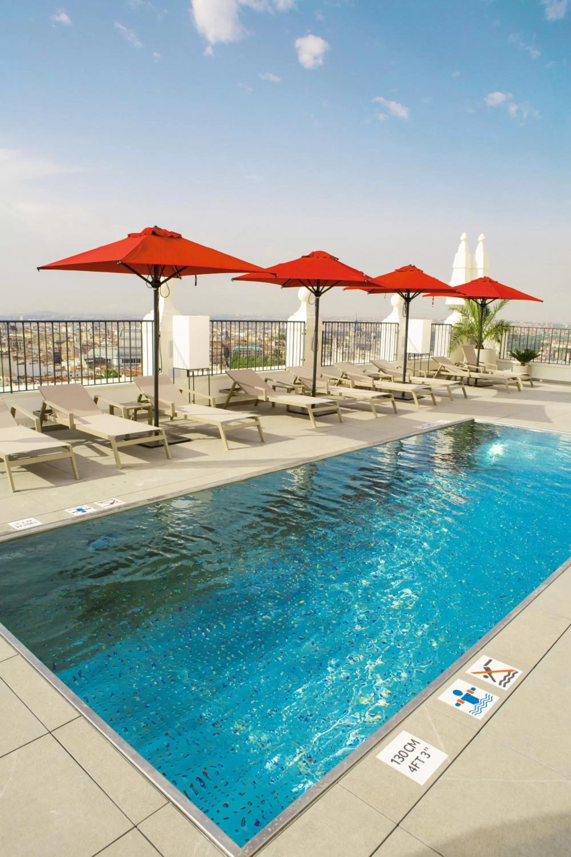 Swimming pool in Riu Plaza España