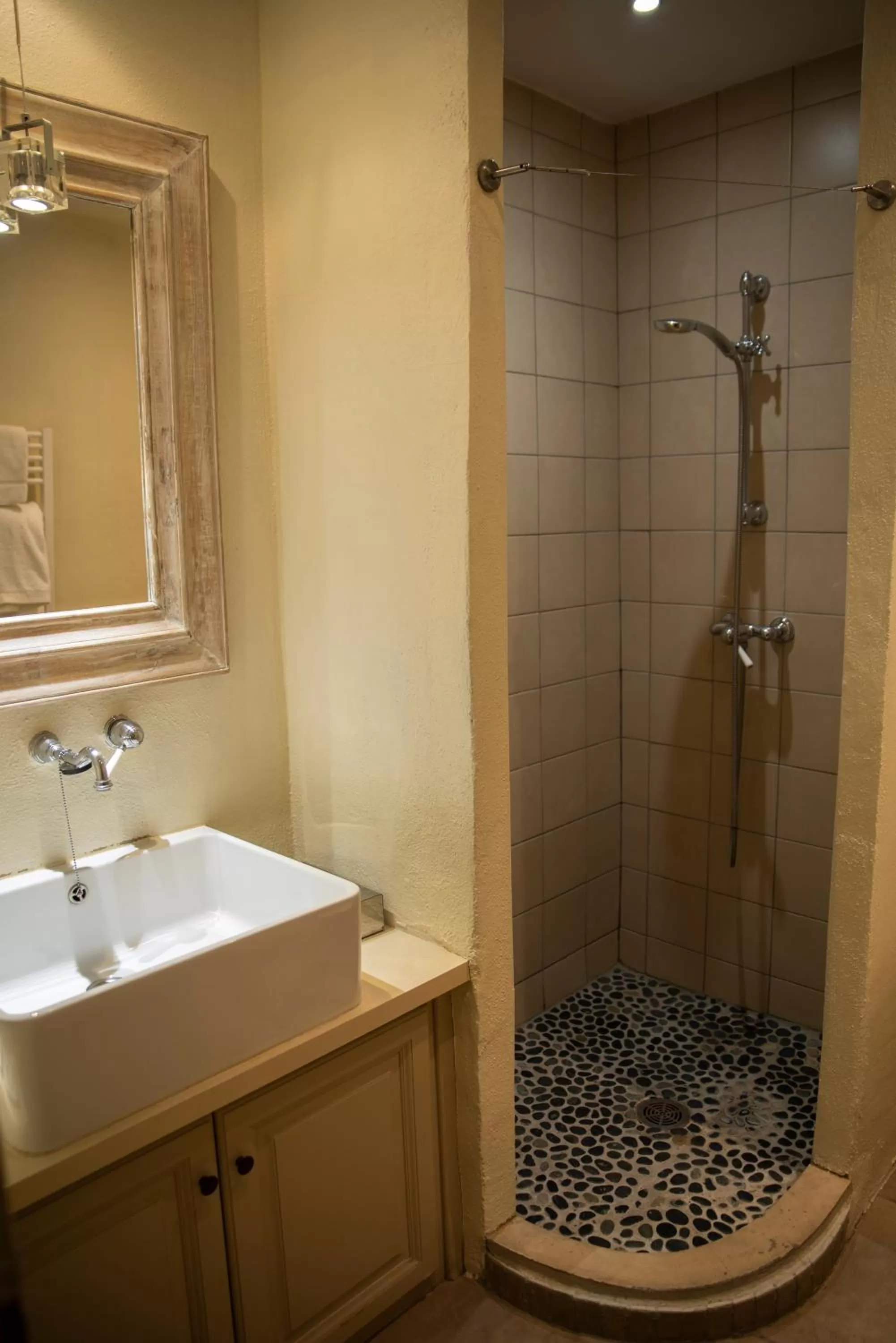 Shower in Le Couvent d'Hérépian - Hôtel & Spa