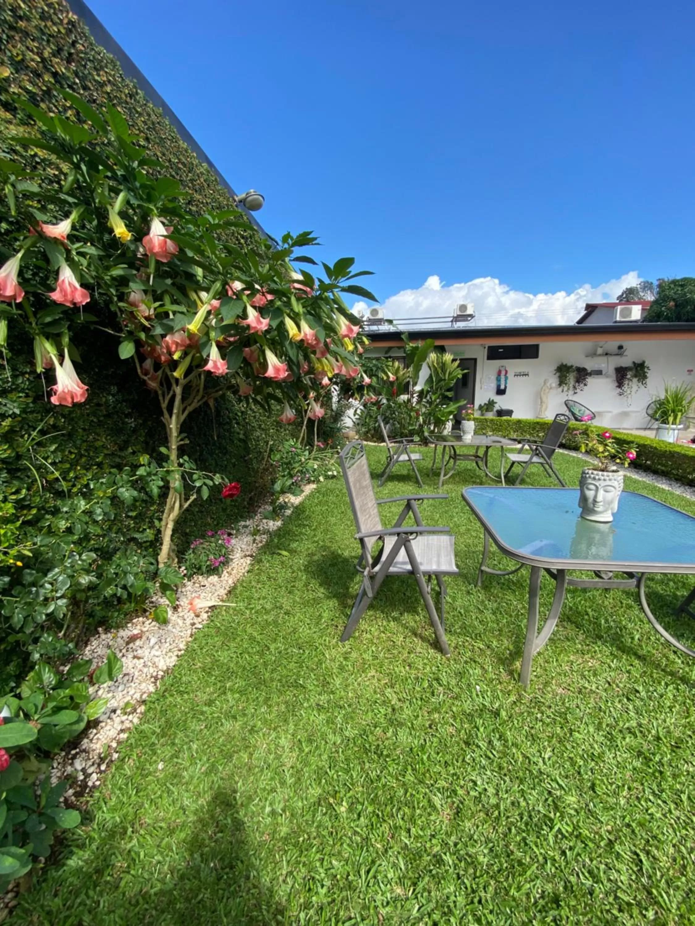 Patio in Berlor Airport Inn
