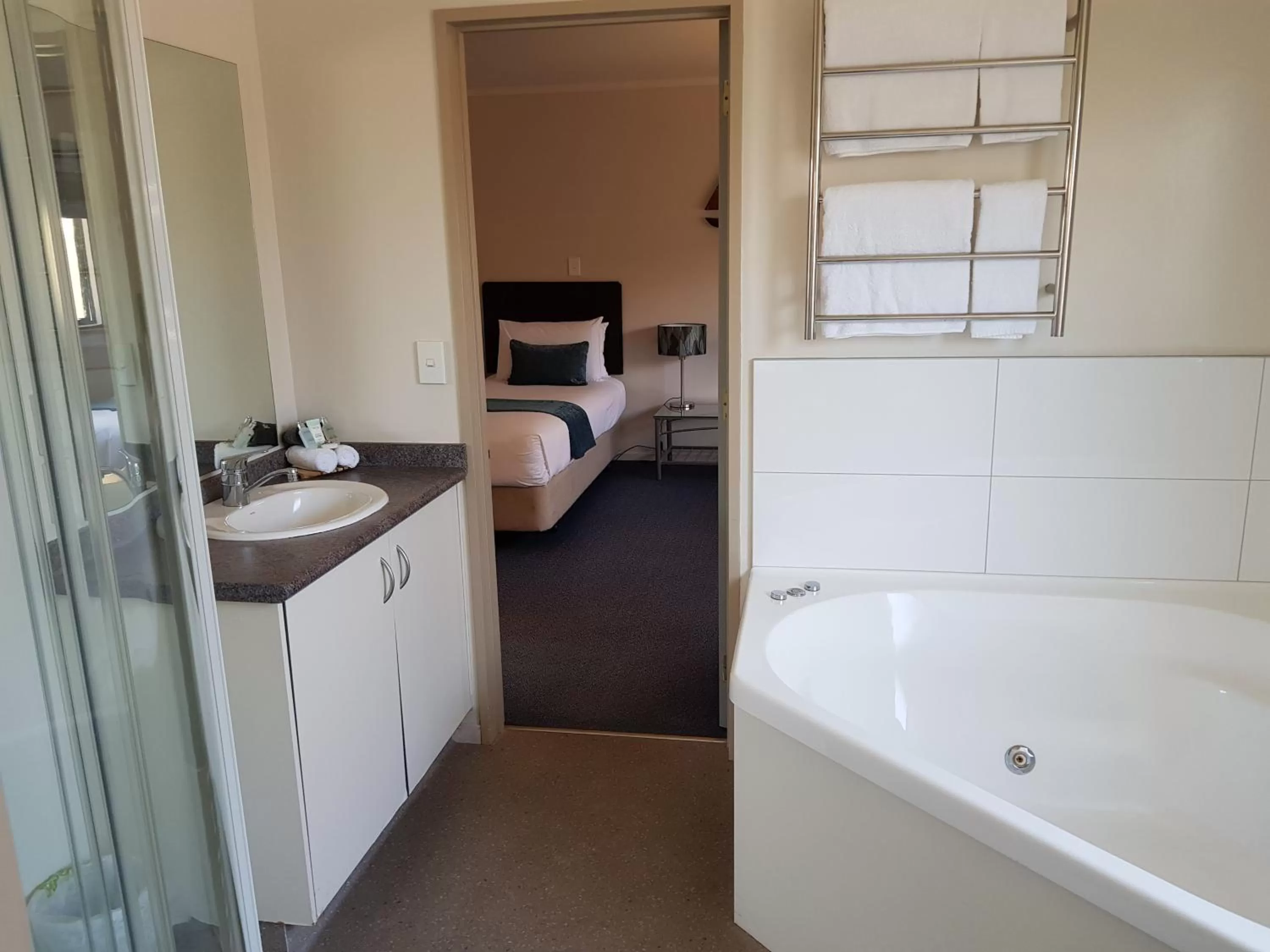 Bathroom, Bed in Portmans Motor Lodge