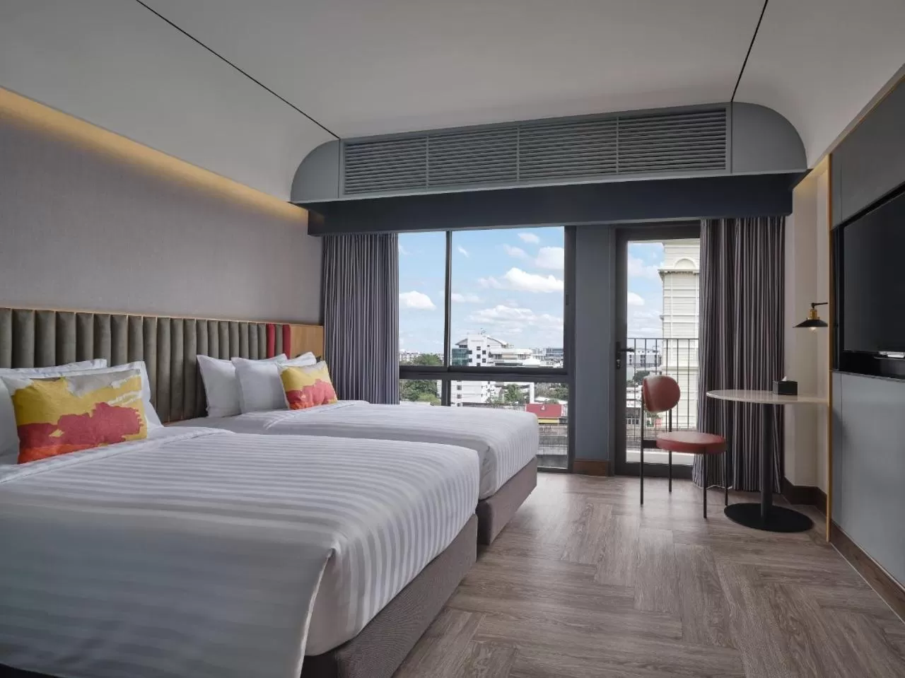 Photo of the whole room, Bed in The Quarter Onnut by UHG