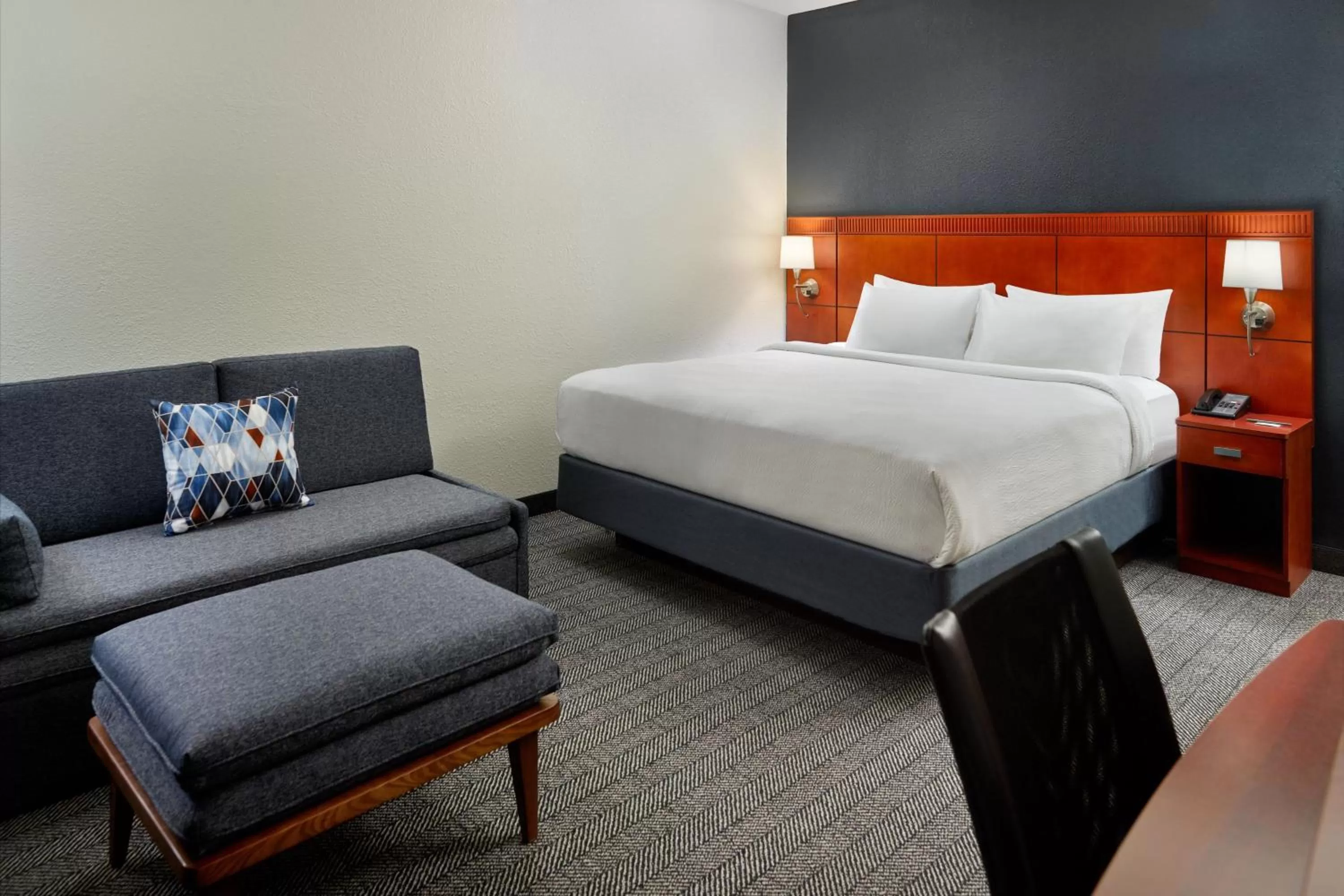 Photo of the whole room, Bed in Courtyard by Marriott Nashville Brentwood