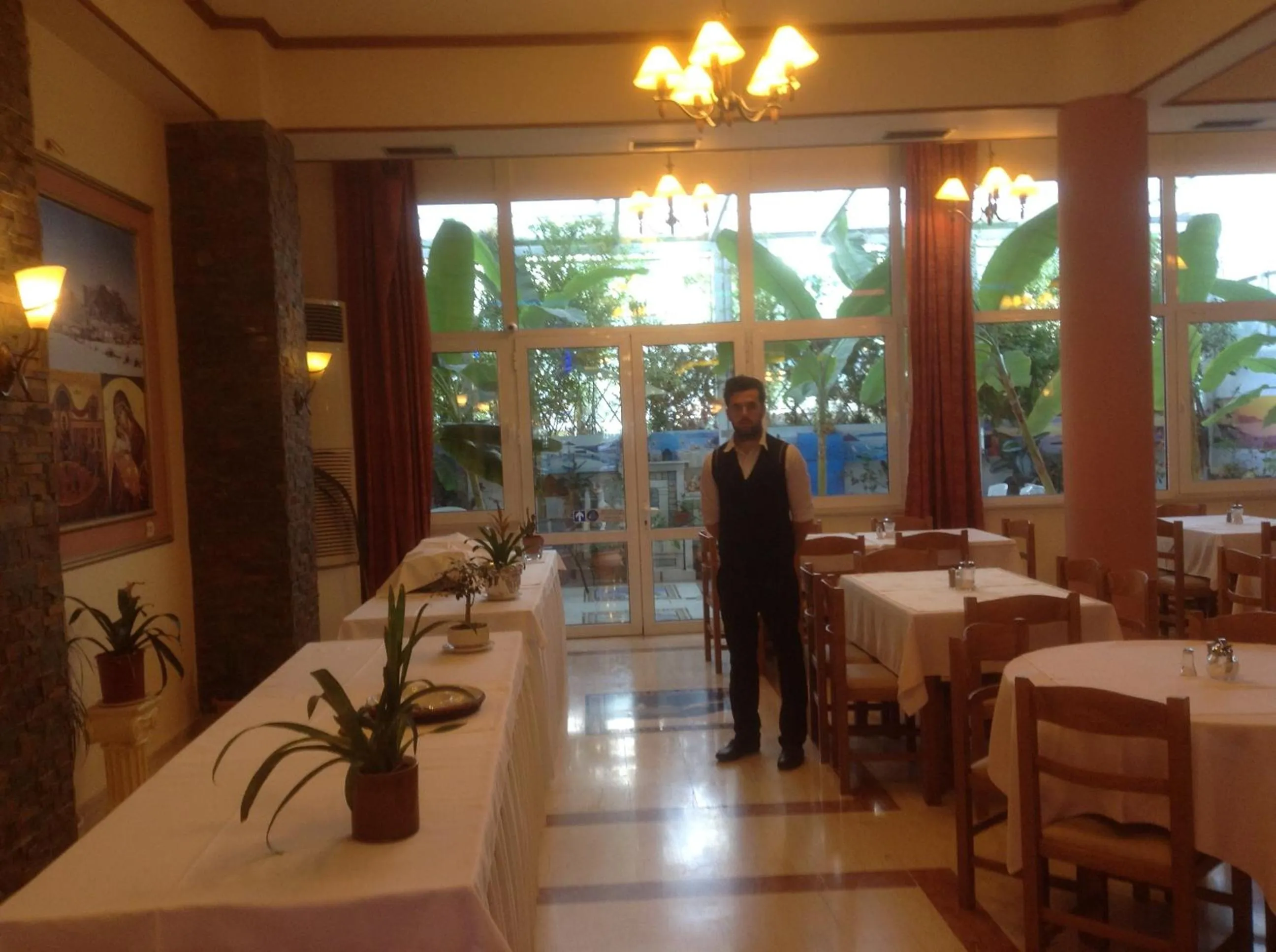Restaurant/places to eat in Hotel Kosta Famissi