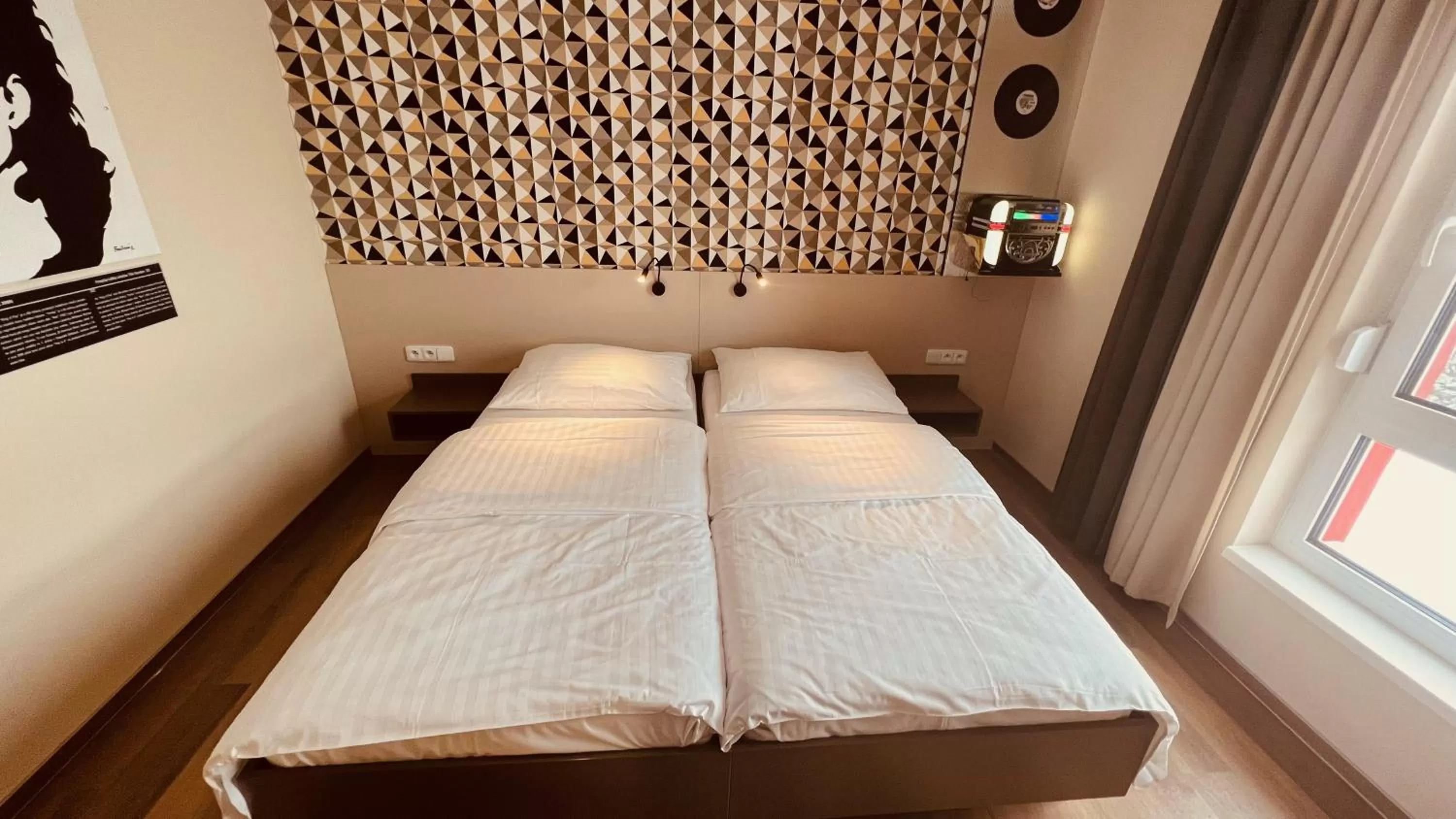 Bed in Jukebox Hotel