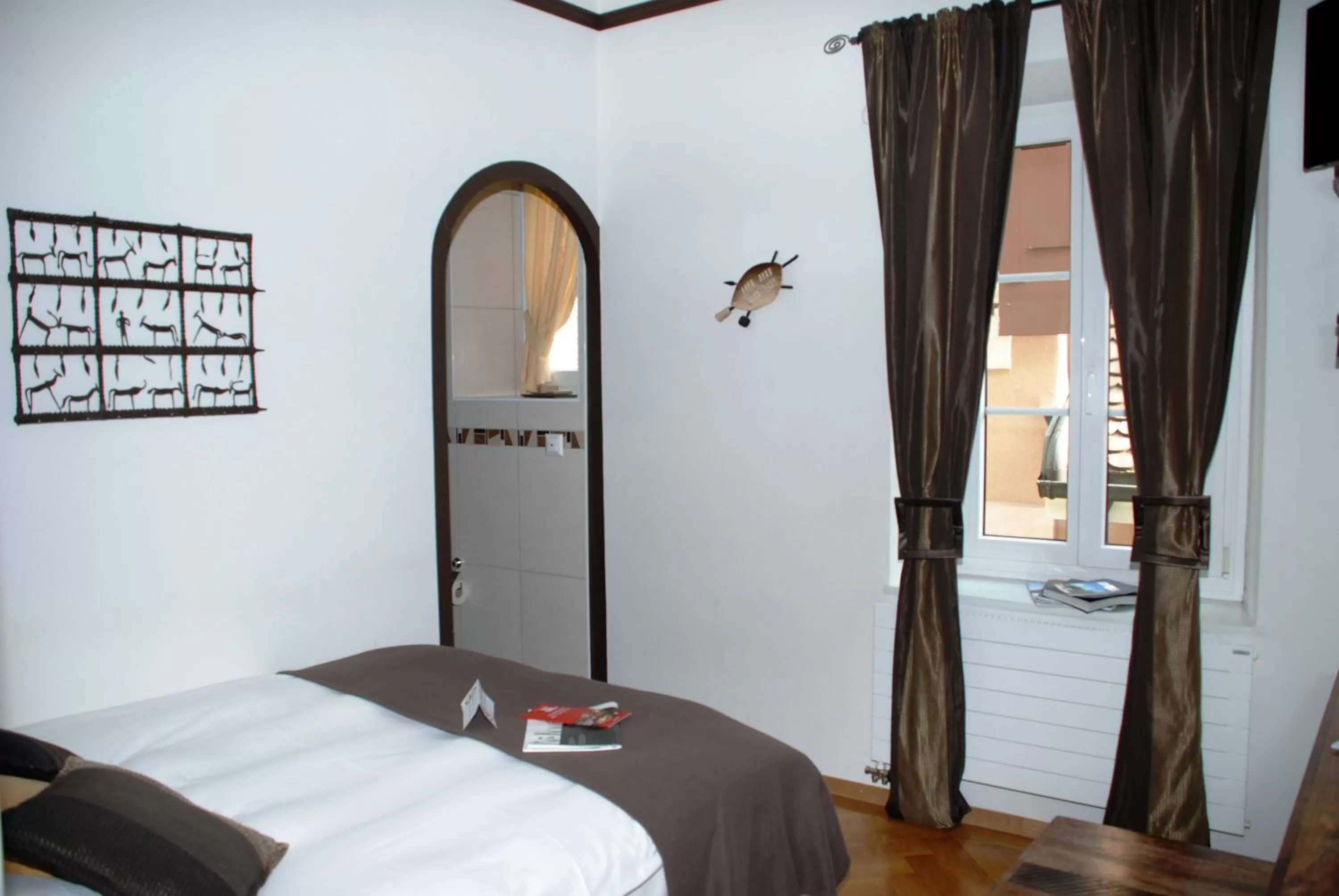 Photo of the whole room, Bed in Hostellerie de Genève