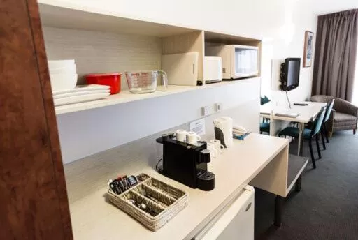 Kitchen or kitchenette in Shoreline Hotel