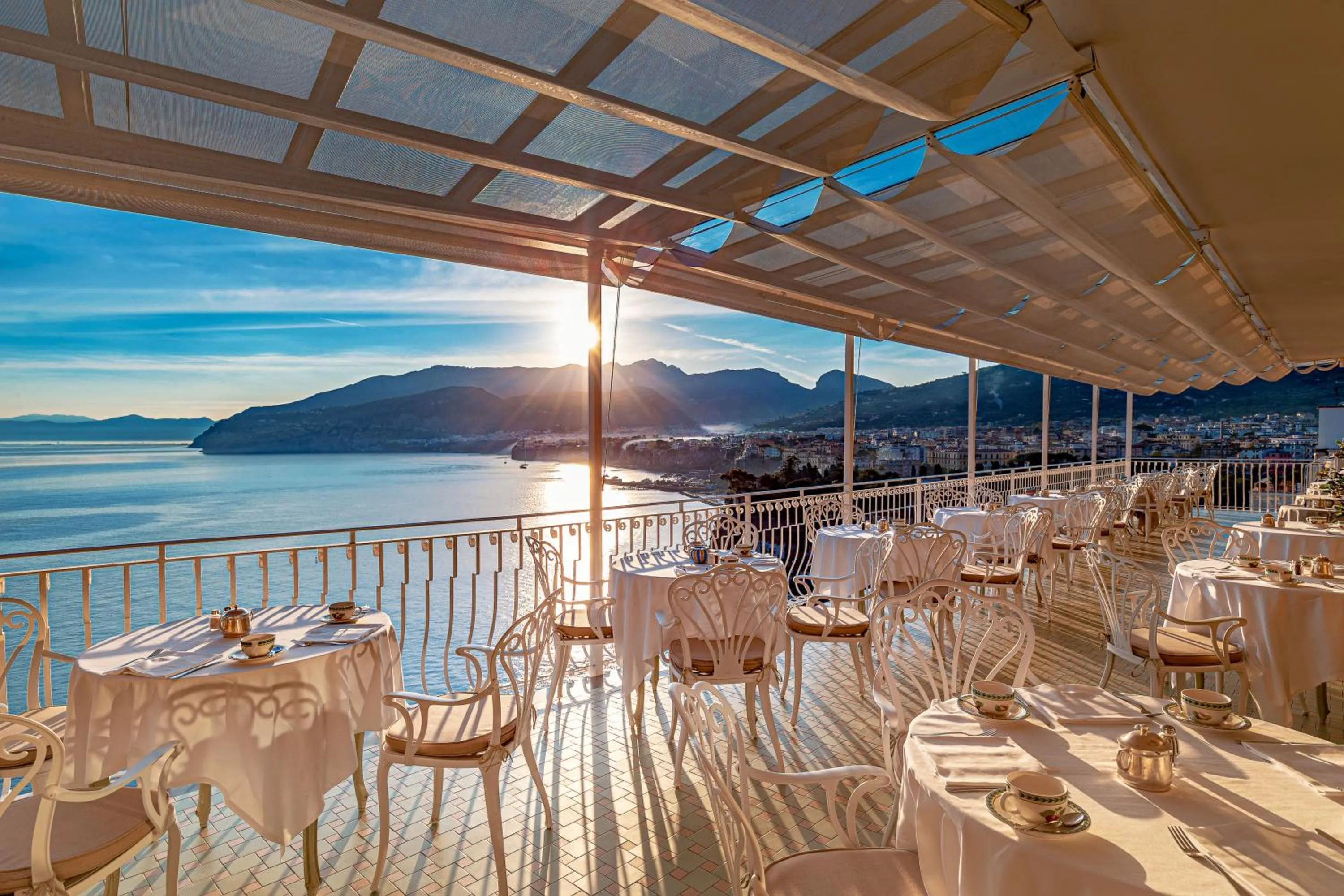 Restaurant/places to eat in Hotel Belair