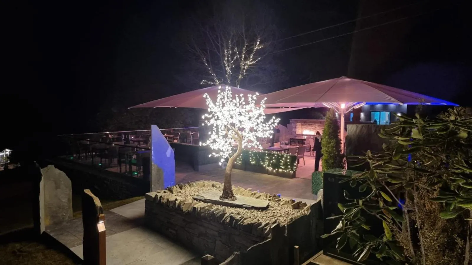 Restaurant/places to eat in Aberdunant Hall