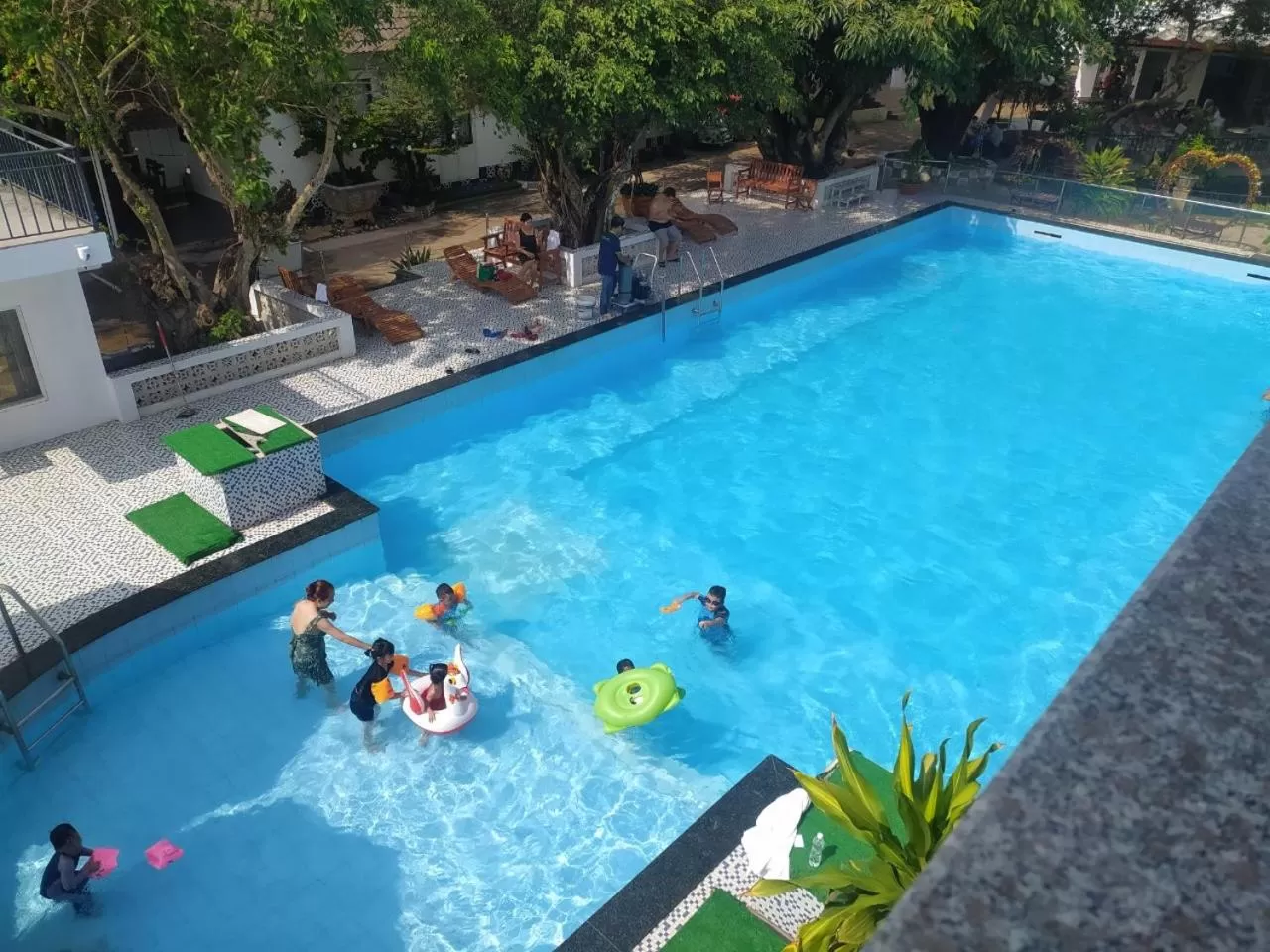 Swimming pool in Caroline Resort