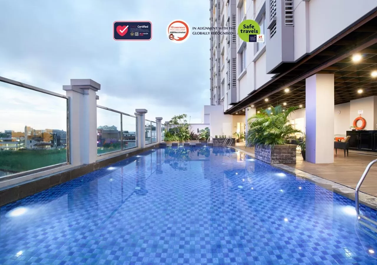 Swimming pool in Swiss-Belinn Tunjungan Surabaya