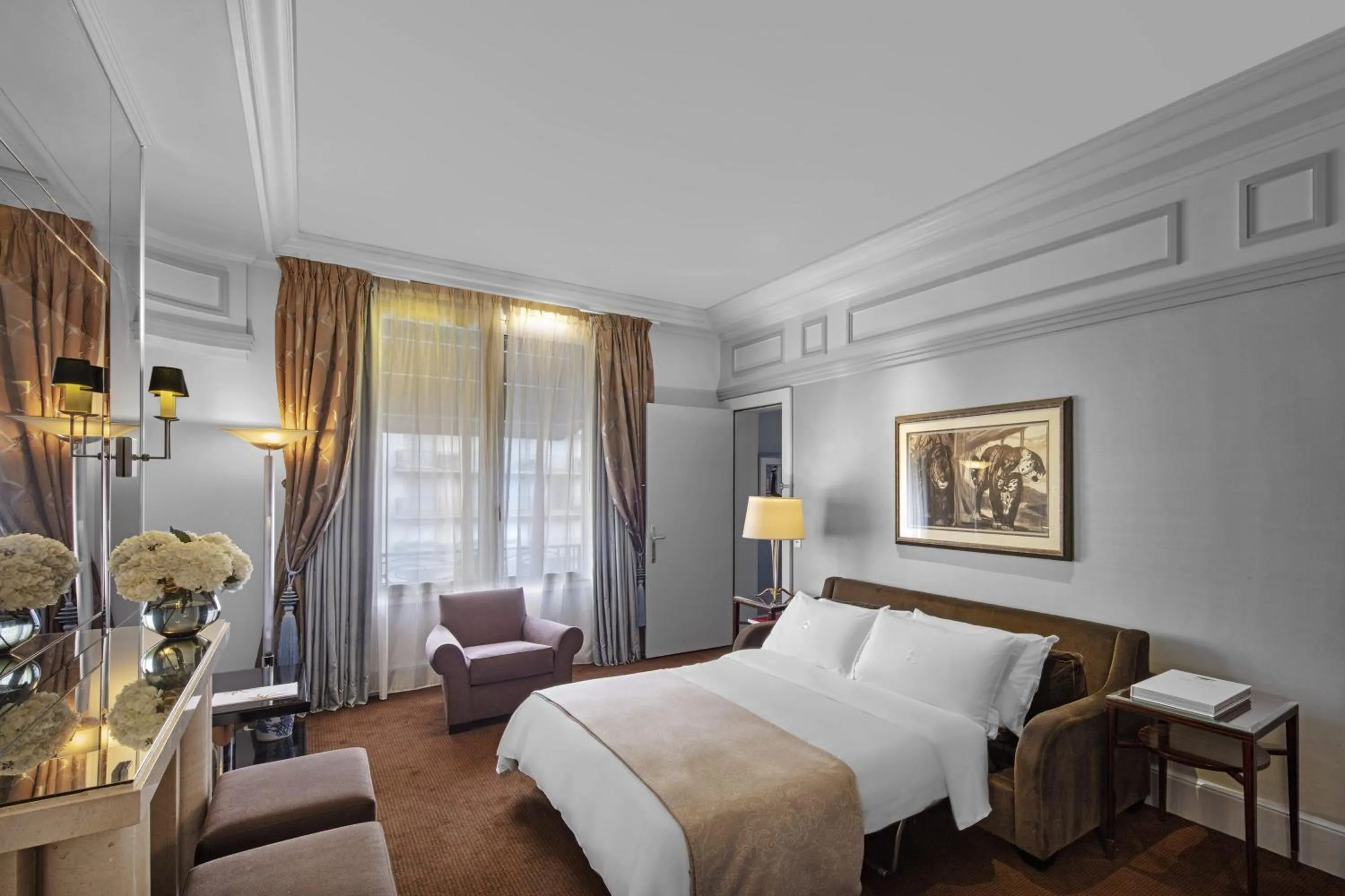 Photo of the whole room, Bed in Prince de Galles, a Luxury Collection hotel, Paris