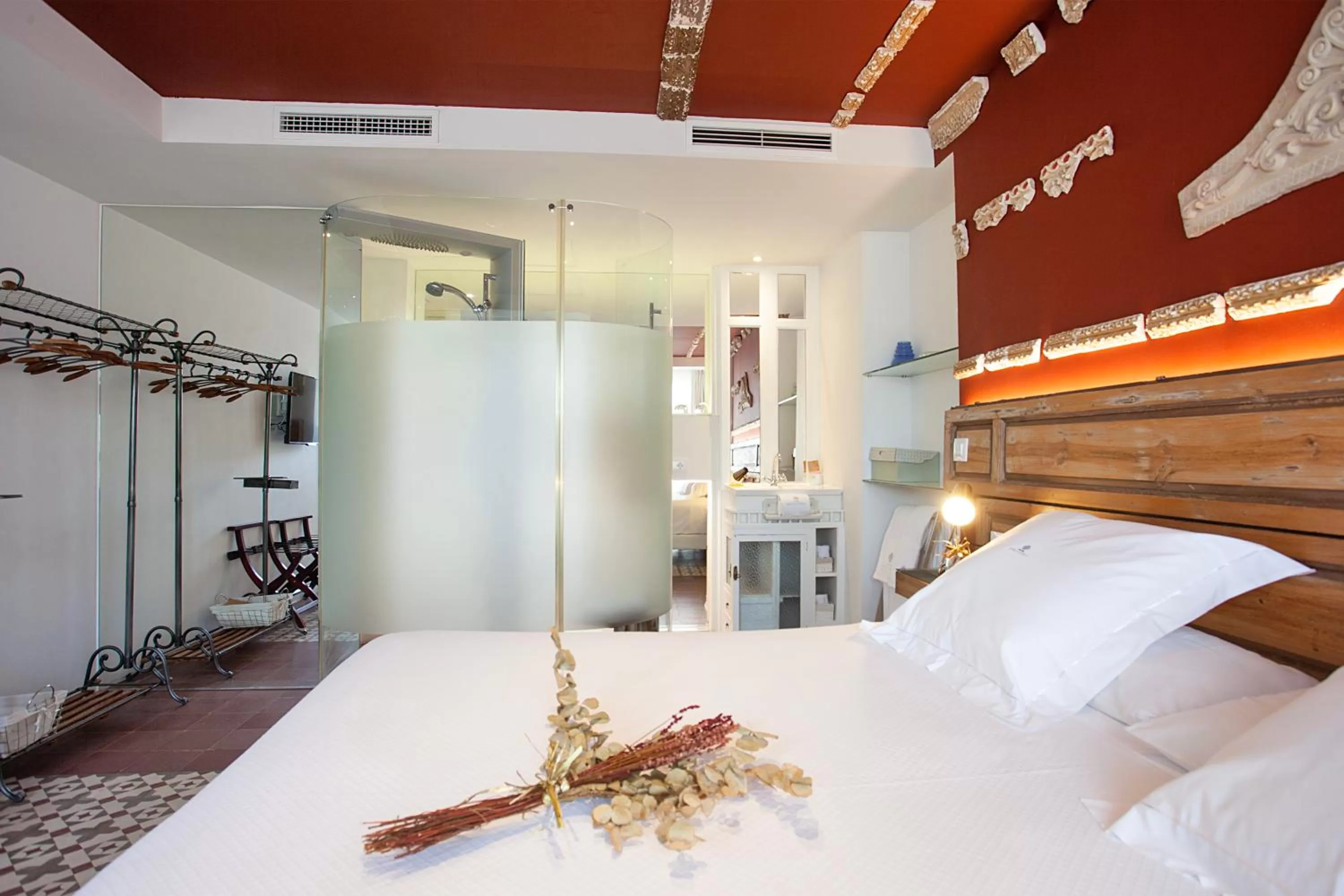 Shower, Bed in Hotel Madinat