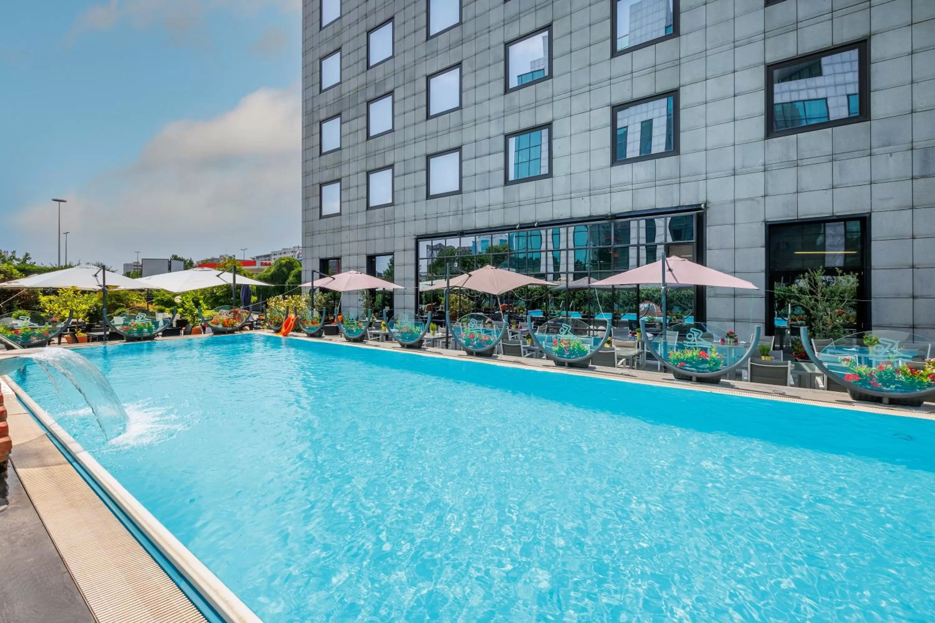 Swimming pool in iH Hotels Milano Lorenteggio