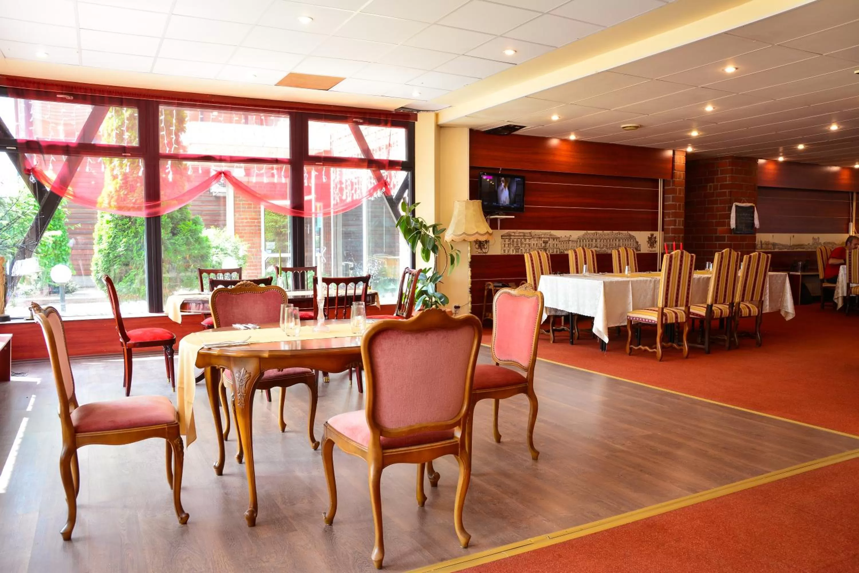 Restaurant/places to eat in Hotel Senator