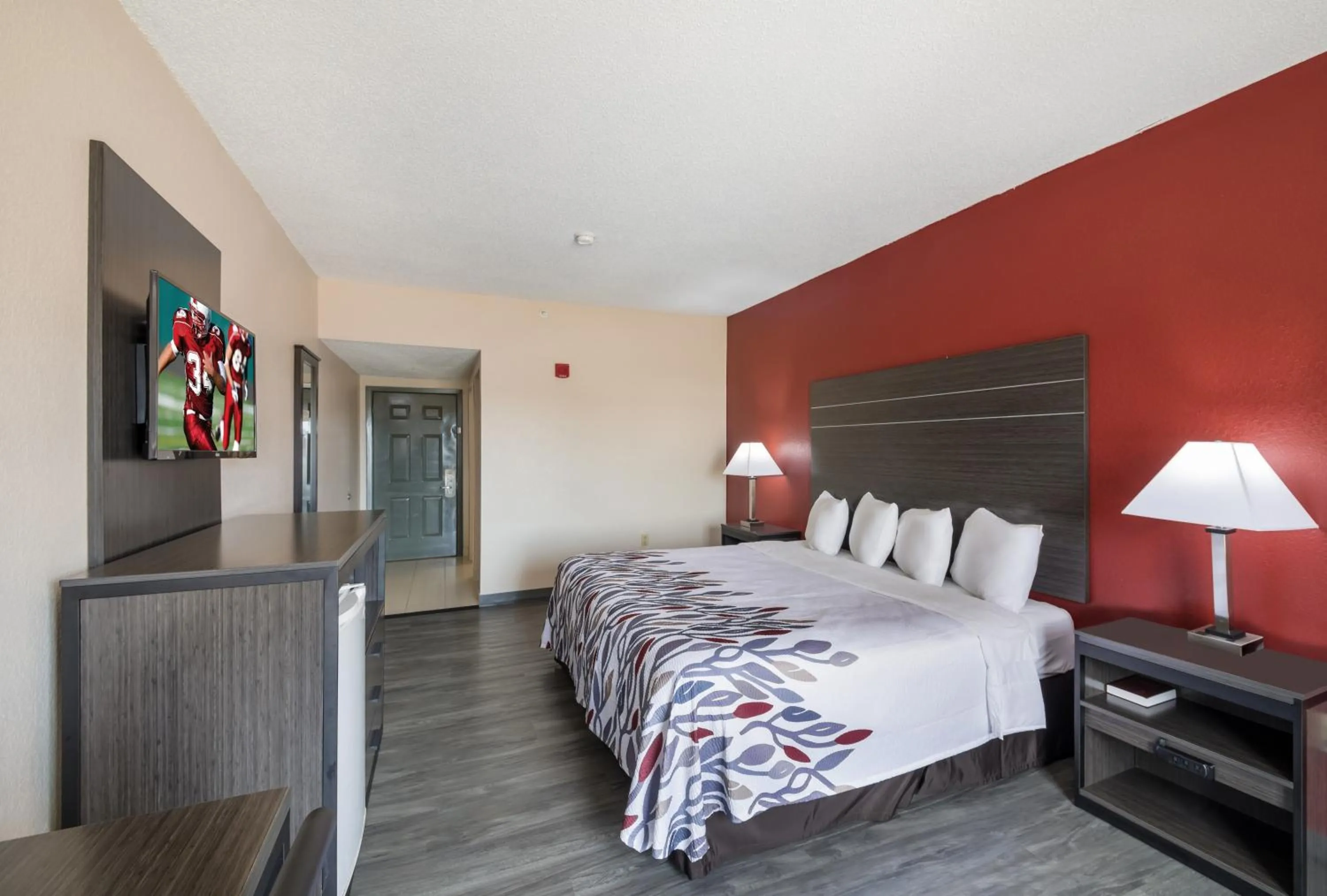 Photo of the whole room, Bed in Red Roof Inn & Suites Austin East - Manor
