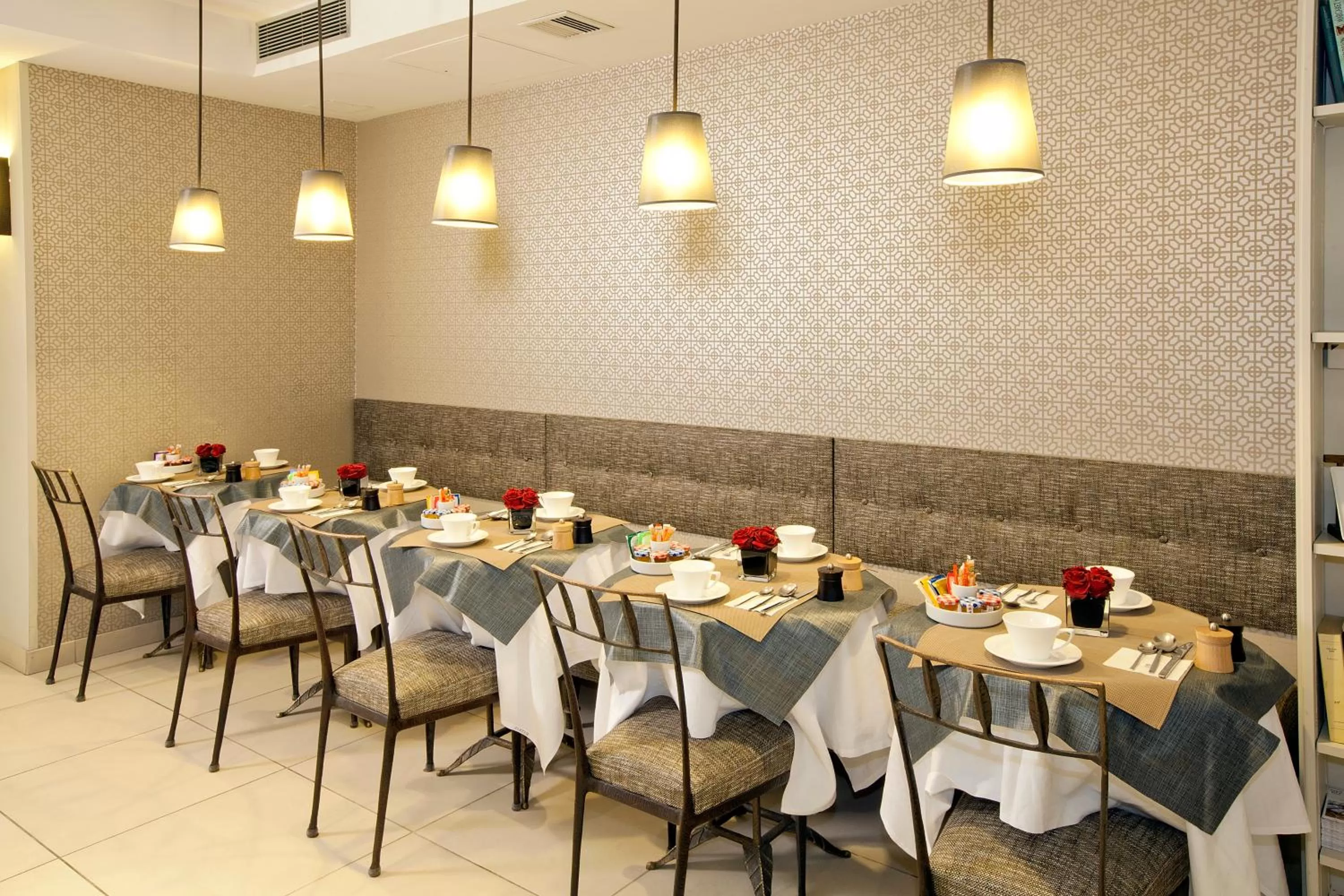 Restaurant/places to eat in Hôtel Paris Louvre Opéra