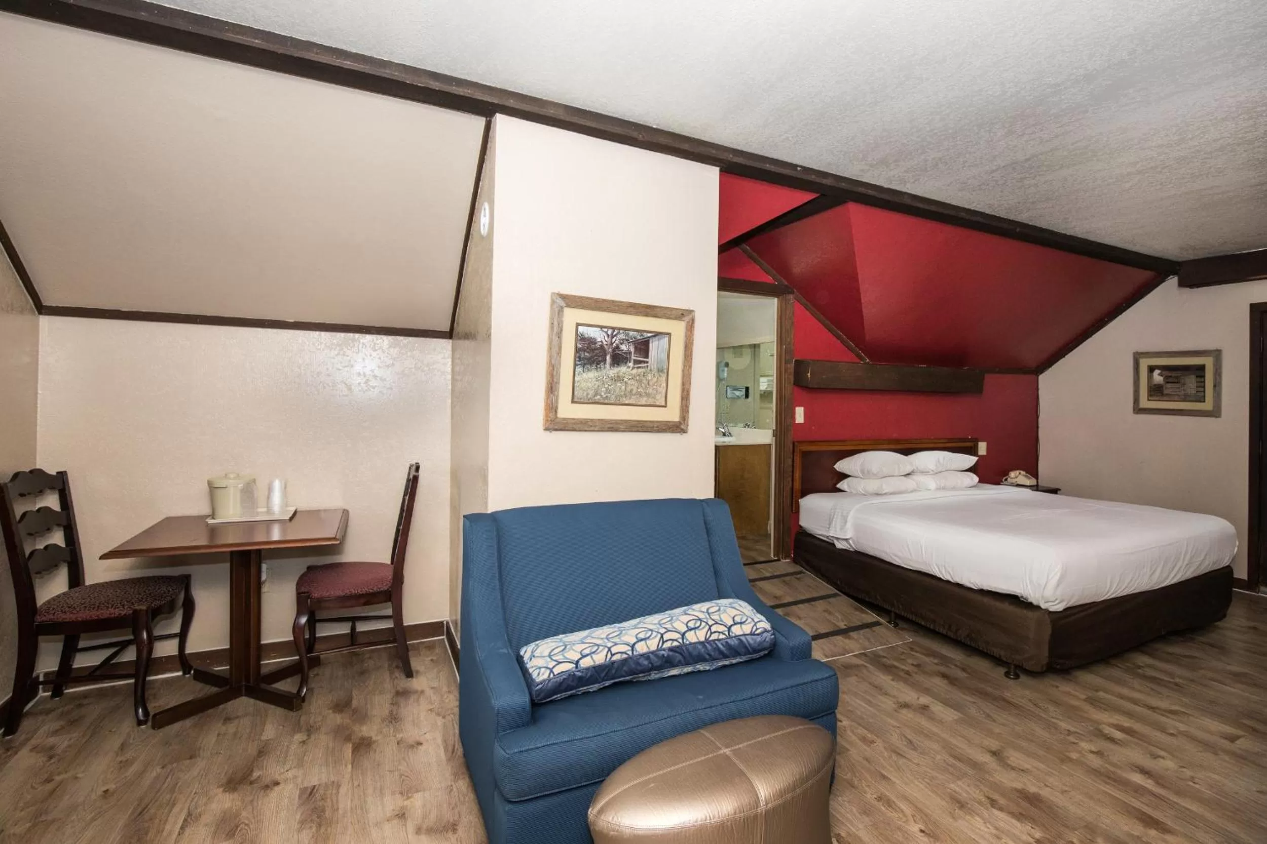 Photo of the whole room, Bed in Chalet Inn