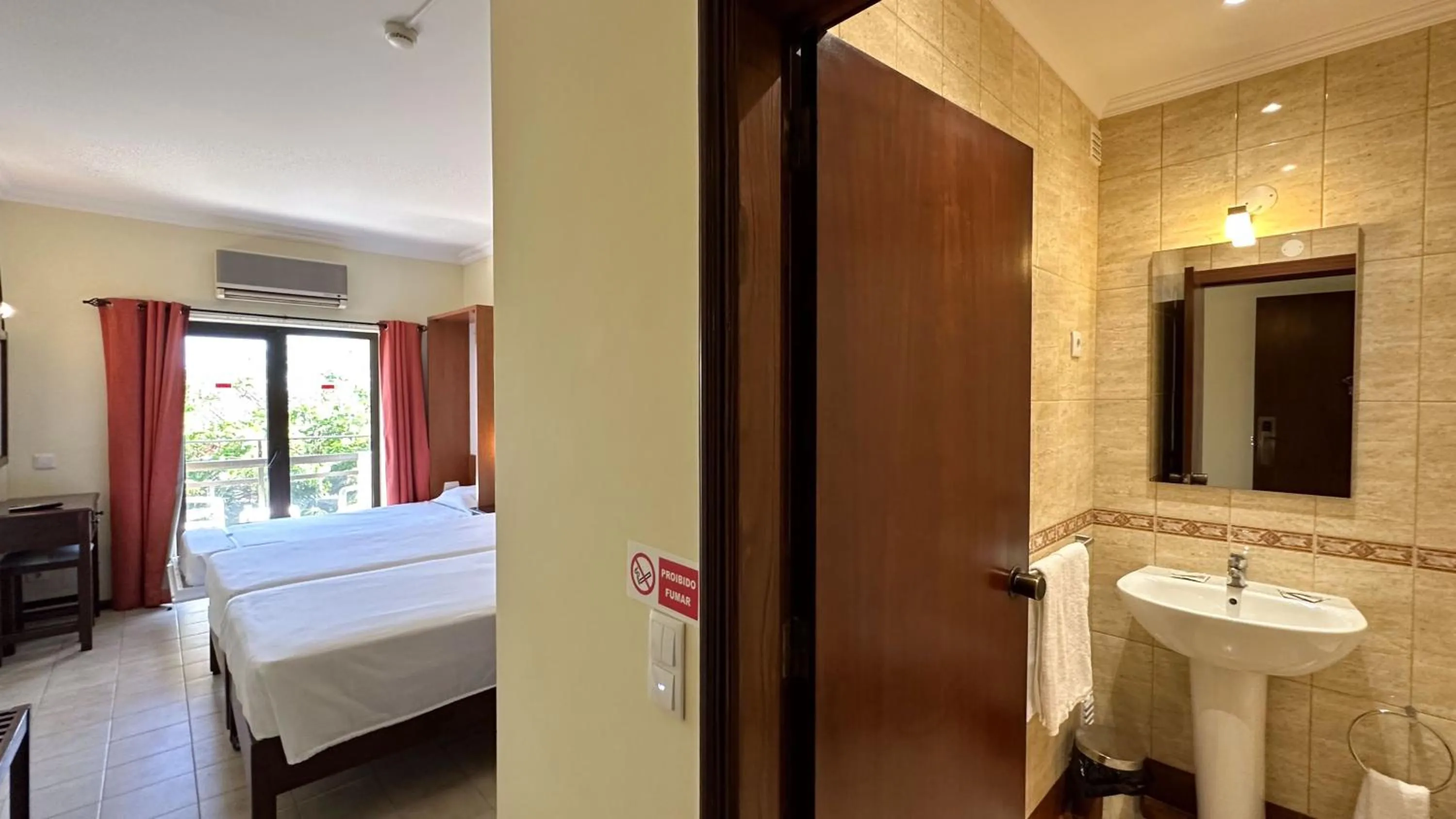 Bathroom, Bed in Hotel Avenida Praia