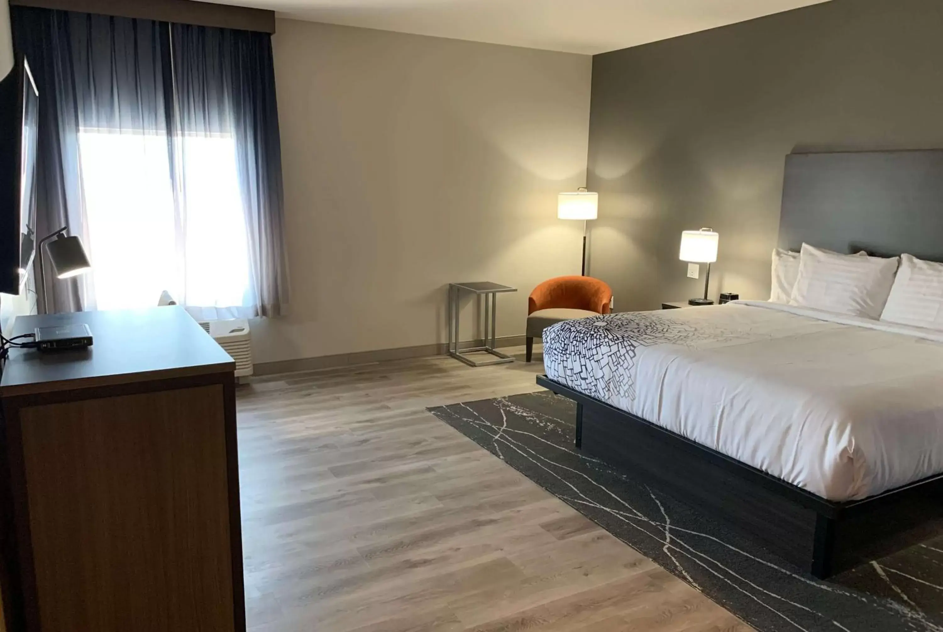 King Room - Mobility and Hearing Impaired Access/Non-Smoking in La Quinta Inn & Suites by Wyndham Holbrook Petrified Forest King Room - Mobility and Hearing Impaired Access/Non-Smoking in La Quinta Inn & Suites by Wyndham Holbrook Petrified Forest