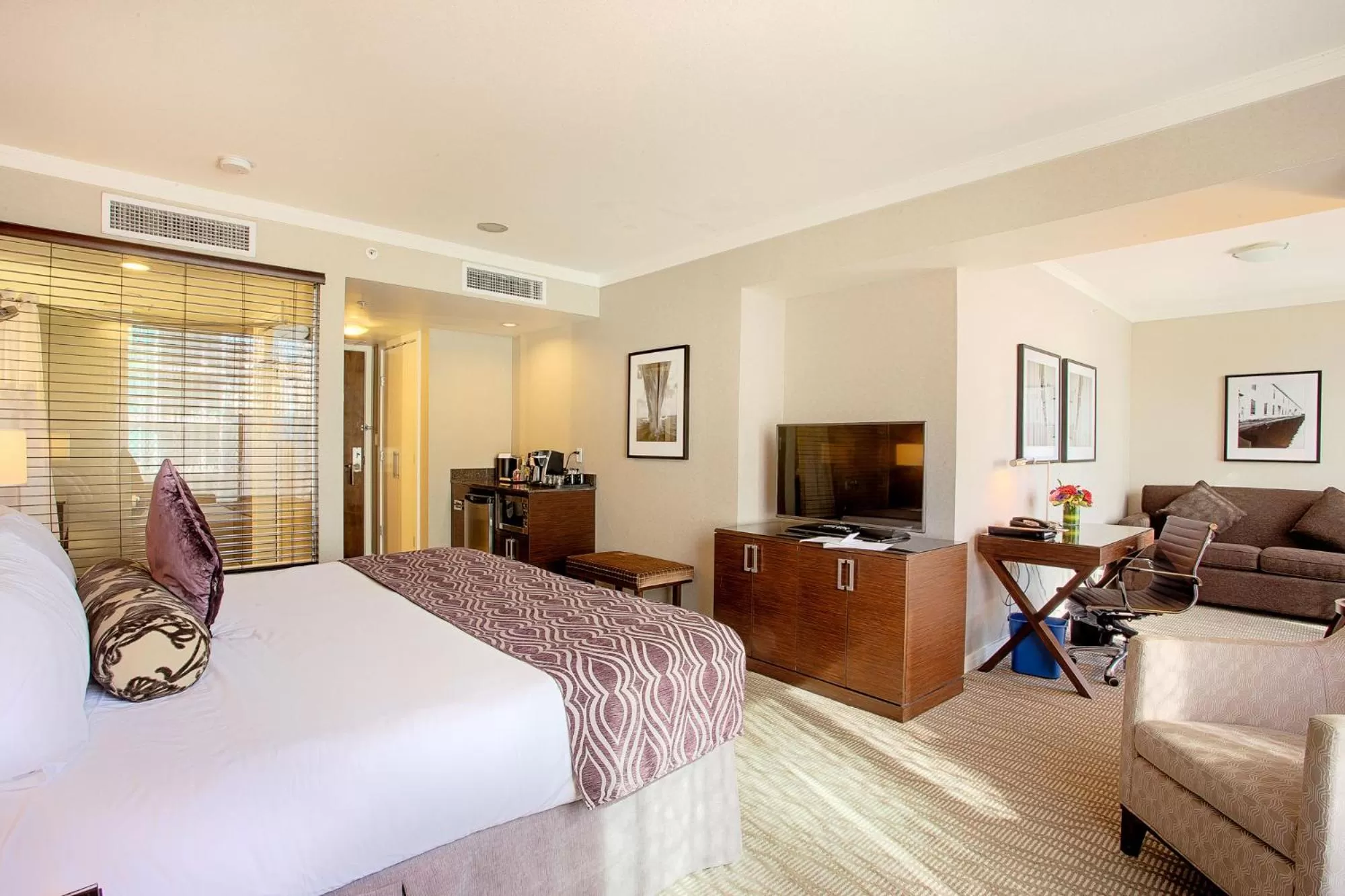 Photo of the whole room, Bed in Pinnacle Hotel at the Pier