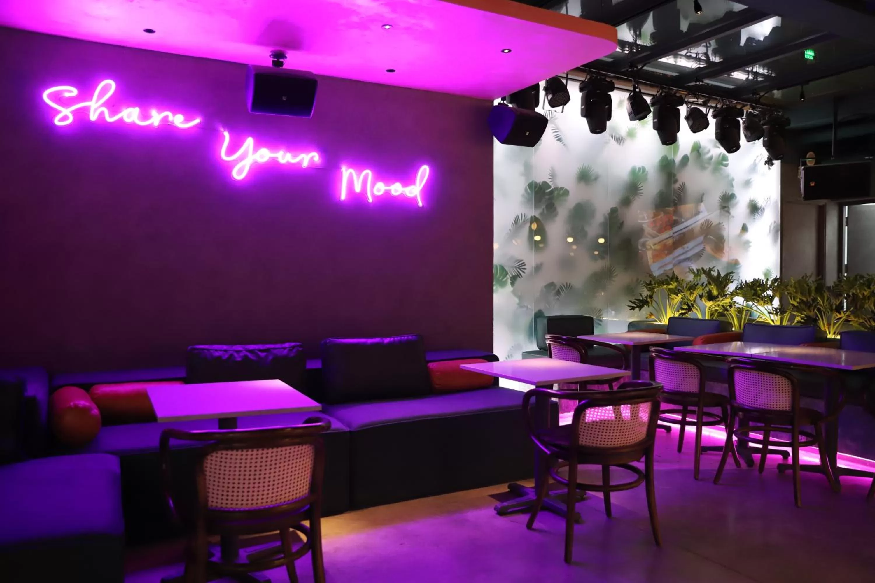 Restaurant/places to eat in HOME Hotel