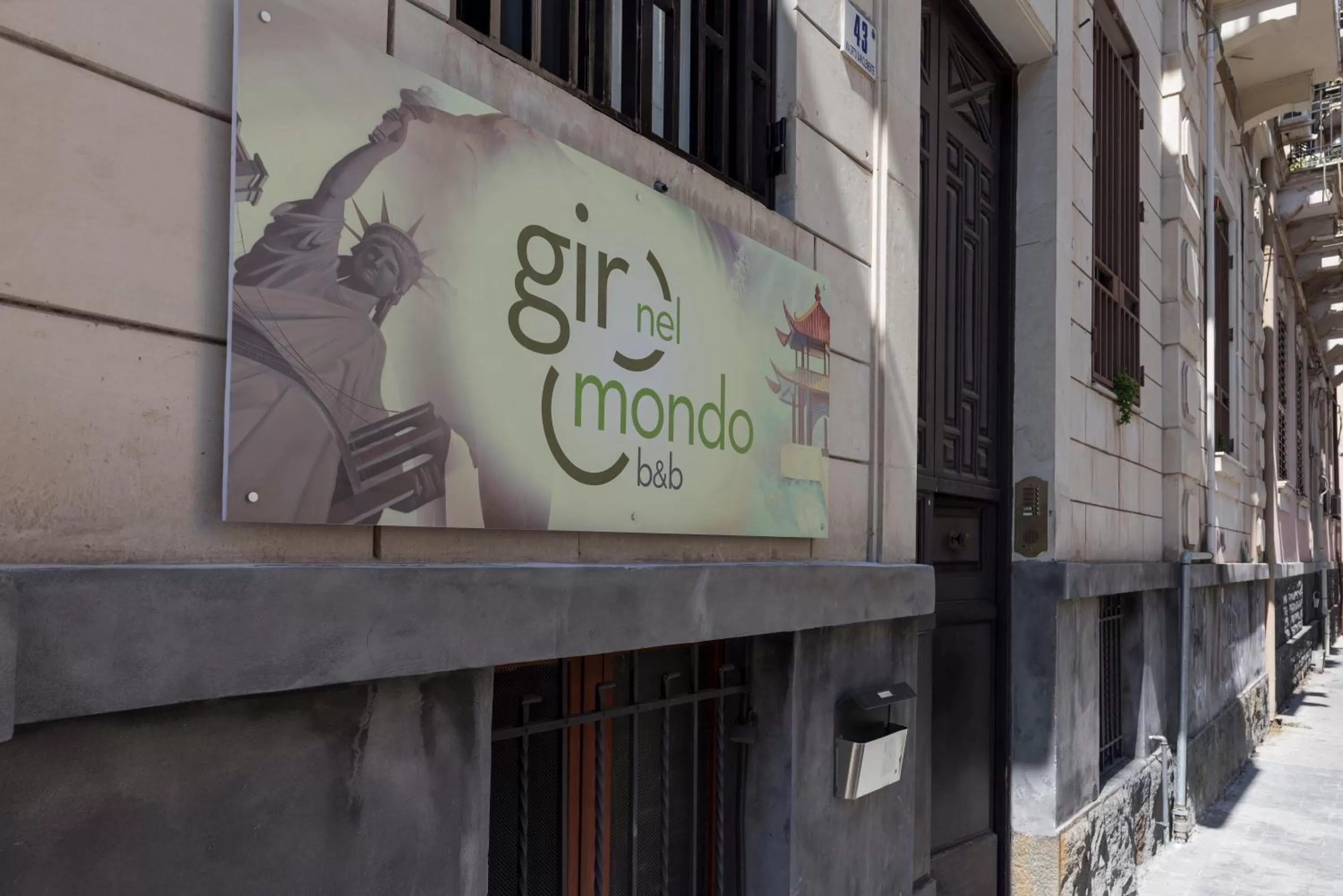 Facade/entrance in Giro nel mondo