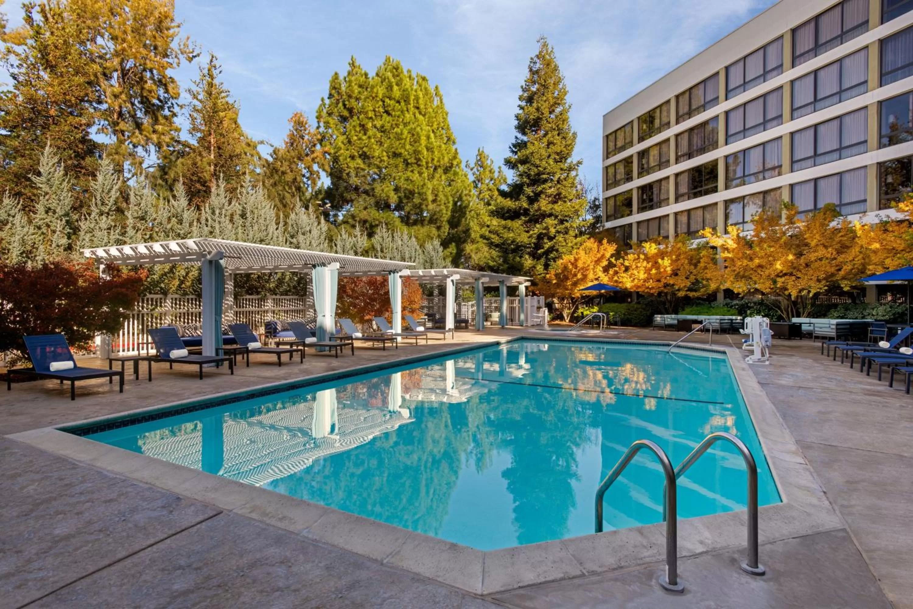 Swimming pool in Pleasanton Marriott