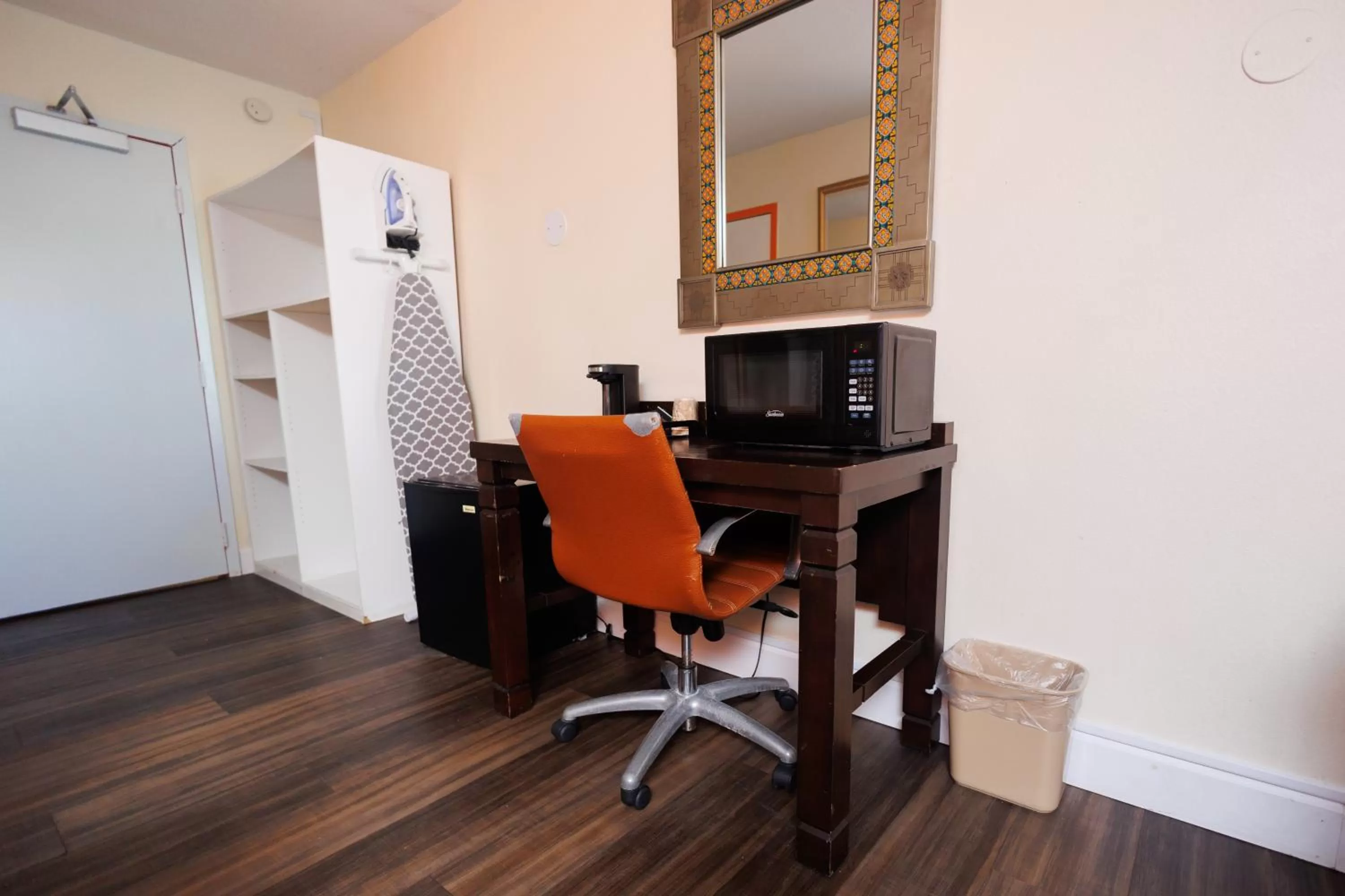 Coffee/tea facilities in Garnet Inn & Suites, Orlando