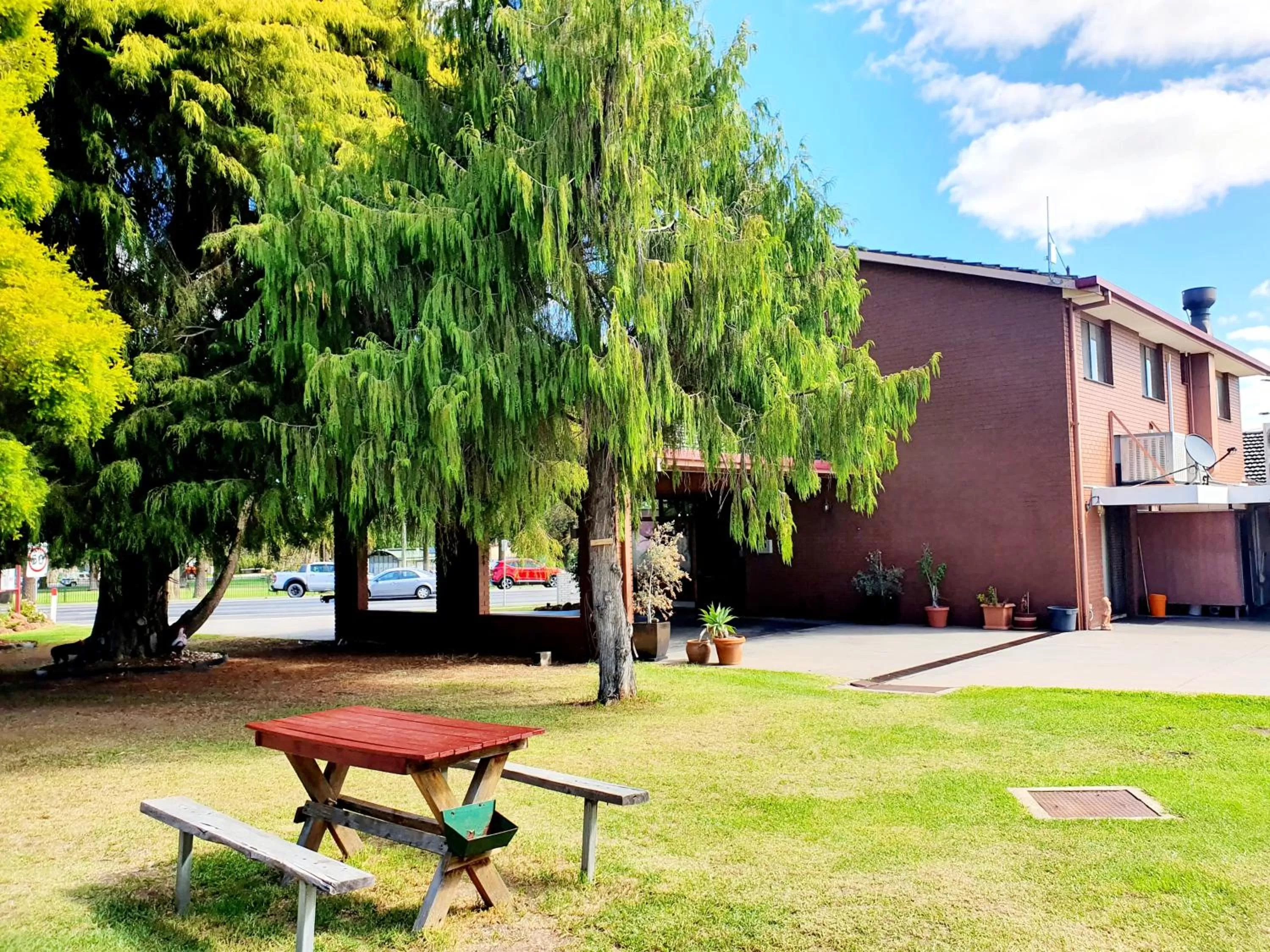 Seating area in Golden Grain Motor Inn