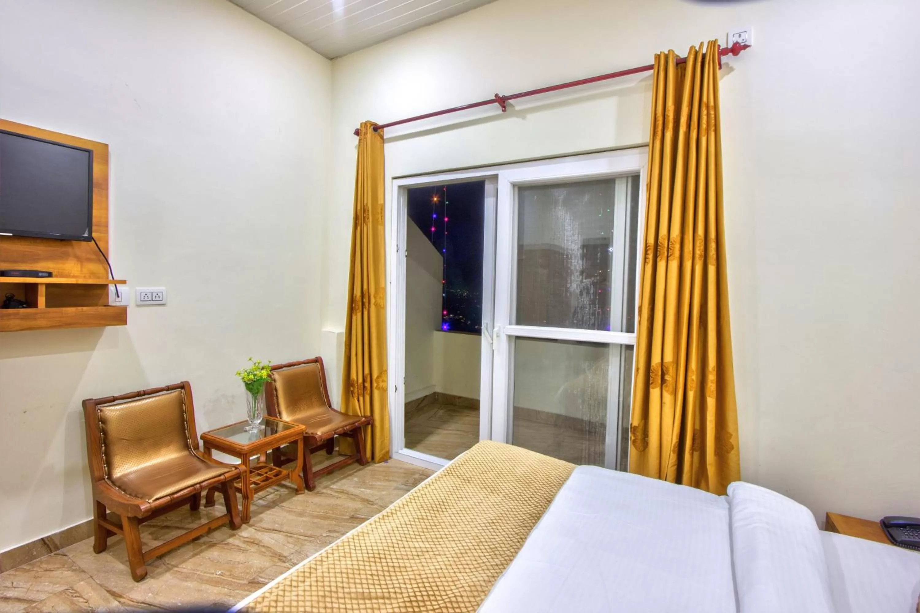 Balcony/Terrace, Bed in Hotel Bliss Valley - Hotel in Dharamshala